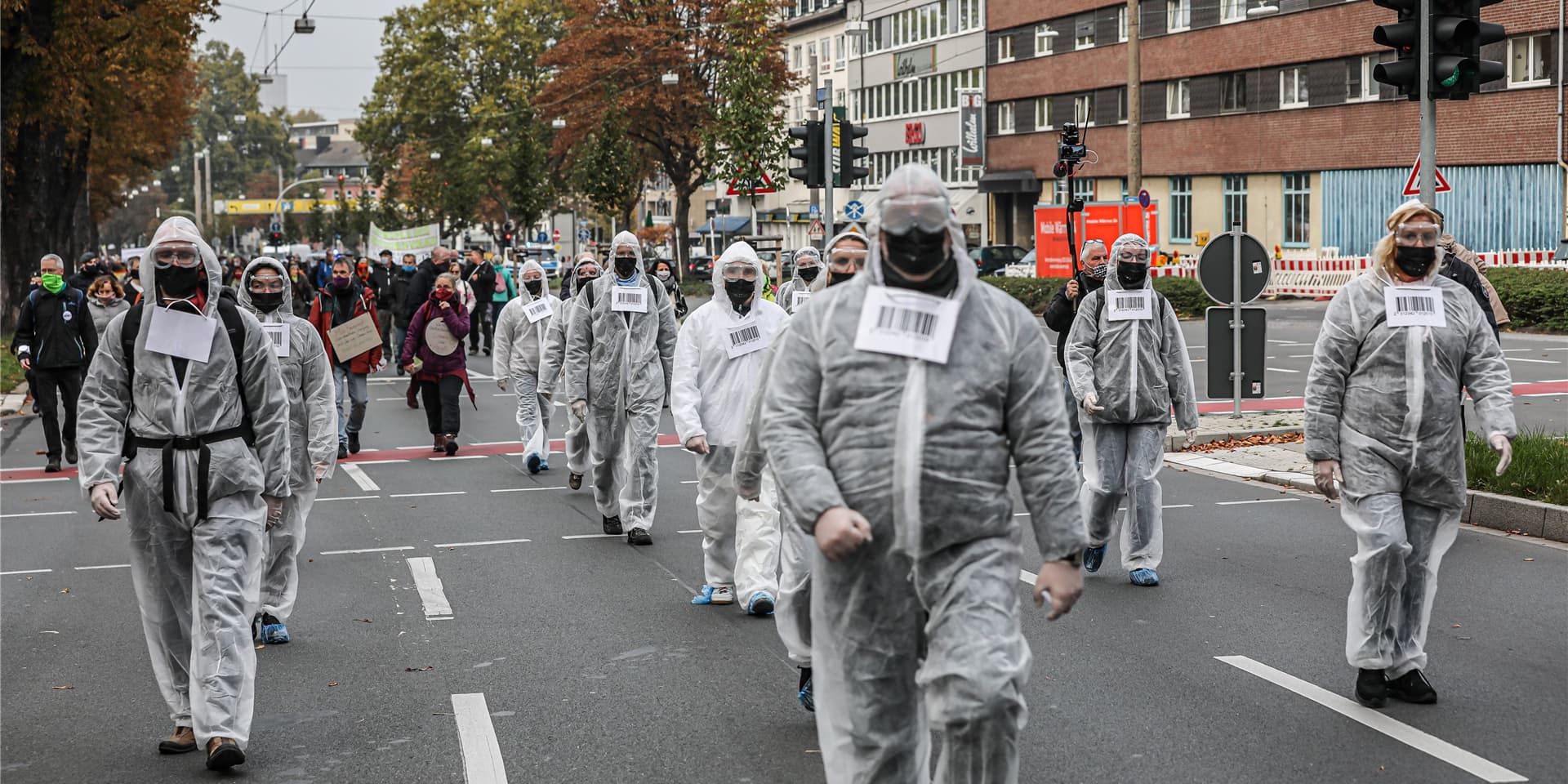 Bei der Demonstration am Sonntag ist eine Gruppe in weißen Maleranzügen über den Wall gelaufen.