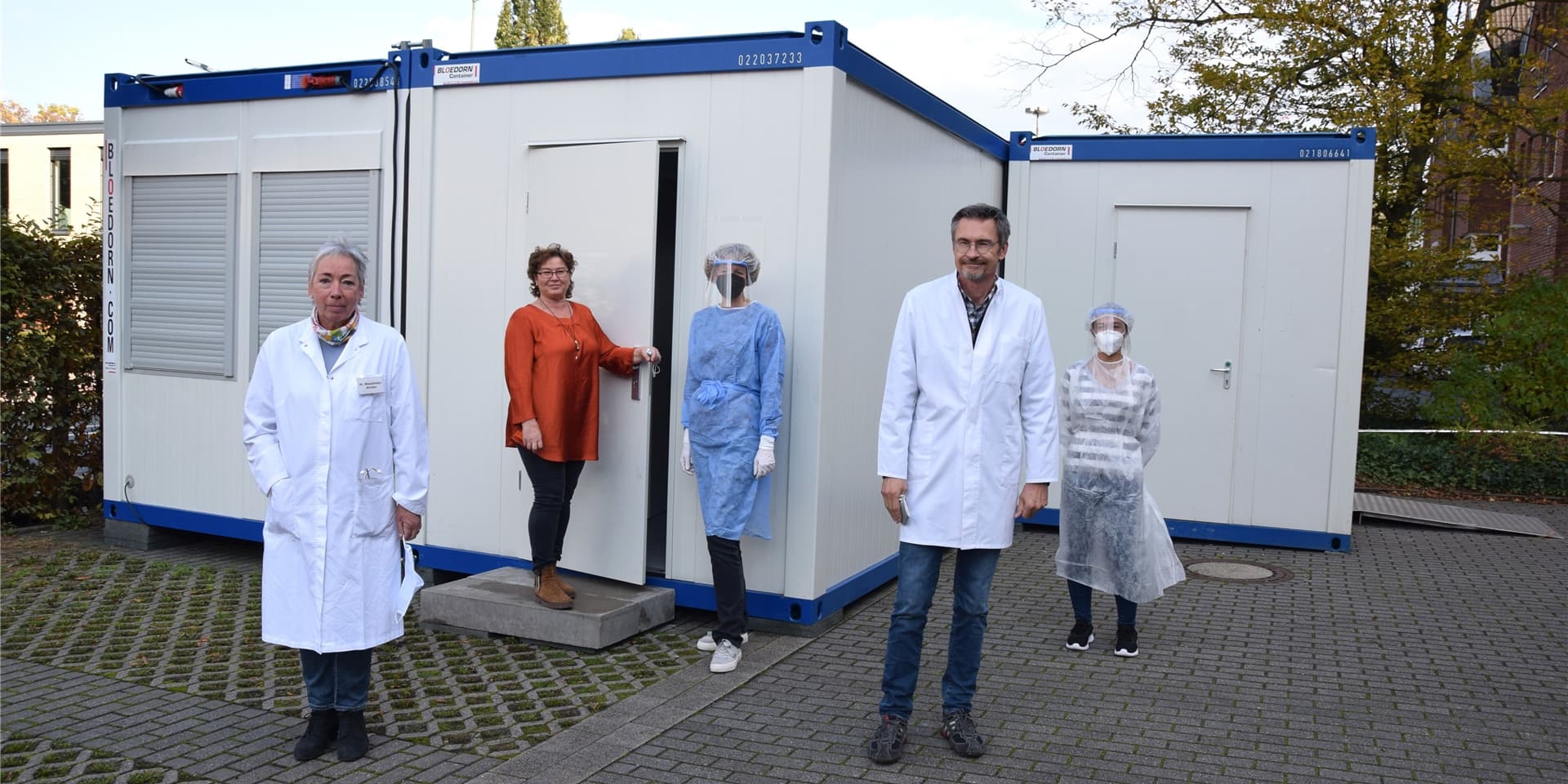 Das Corona-Testzentrum des Kreis-Gesundheitsamtes öffnet, aber nur für bestimmte Personen. Hier arbeiten (v.l.) Dr. Sabine Waschinsky-Richter, Andrea Hielscher, Claudia Rüther, Dr. Christoph Hollinger und Elif Kilic.