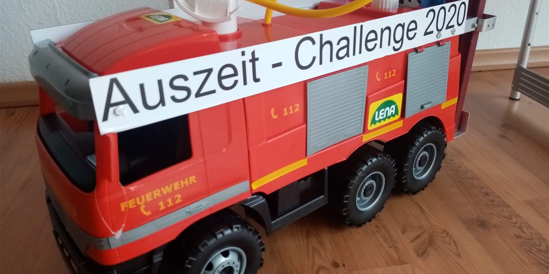 Das kleine Feuerwehrauto soll eine Tour entlang der Ruhr machen. Startpunkt der Aktion ist die freiwillige Feuerwehr Holzwickede, die das Auto nun nach Dortmund übergeben hat.