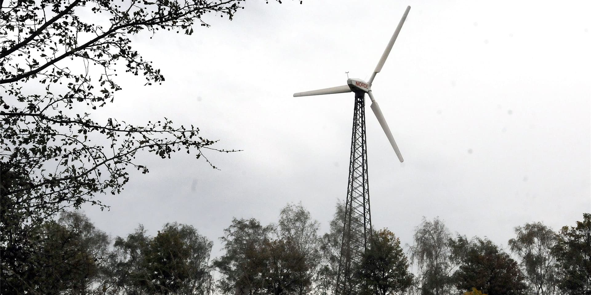 Seit September 1997 prägt das Bürgerwindrad das Landschaftsbild an der Einfahrt zum Gut Böckelühr auf dem Bürenbruch.
