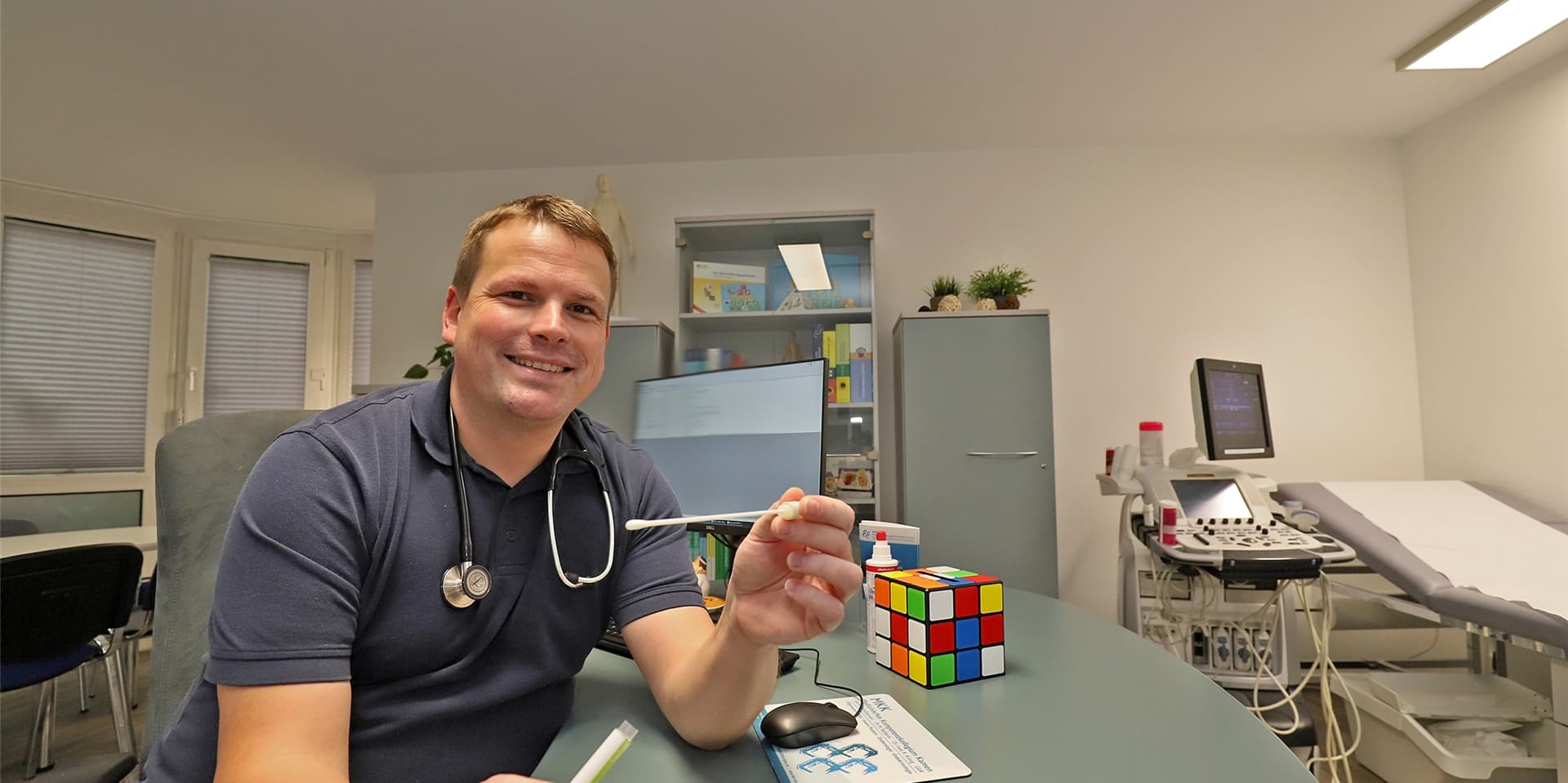 Der Kamener Arzt Manfred Michael Nickertz mit einem Probestäbchen für Coronatests.