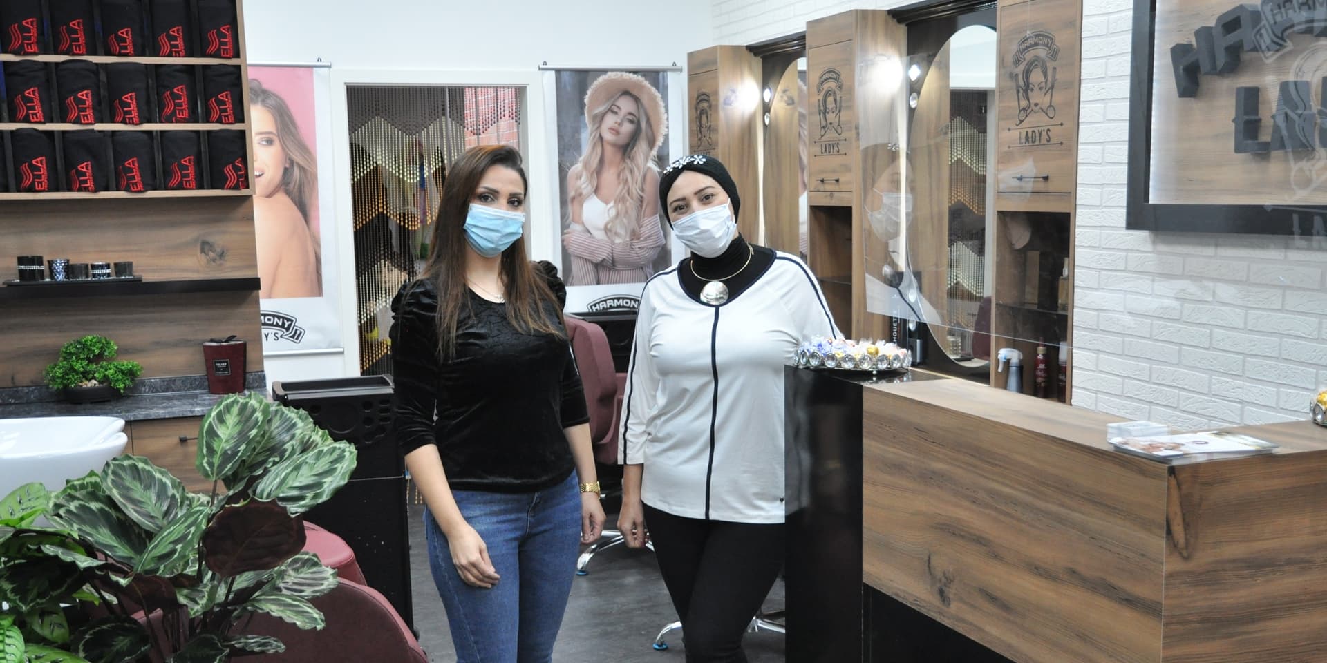 Mitarbeiterin Asia Karmowt (r.) kümmert sich im neuen „Harmony Lady“ um ihre Kundinnen – zum Beispiel um Noura Bahlawi, die schon zu Gast war.