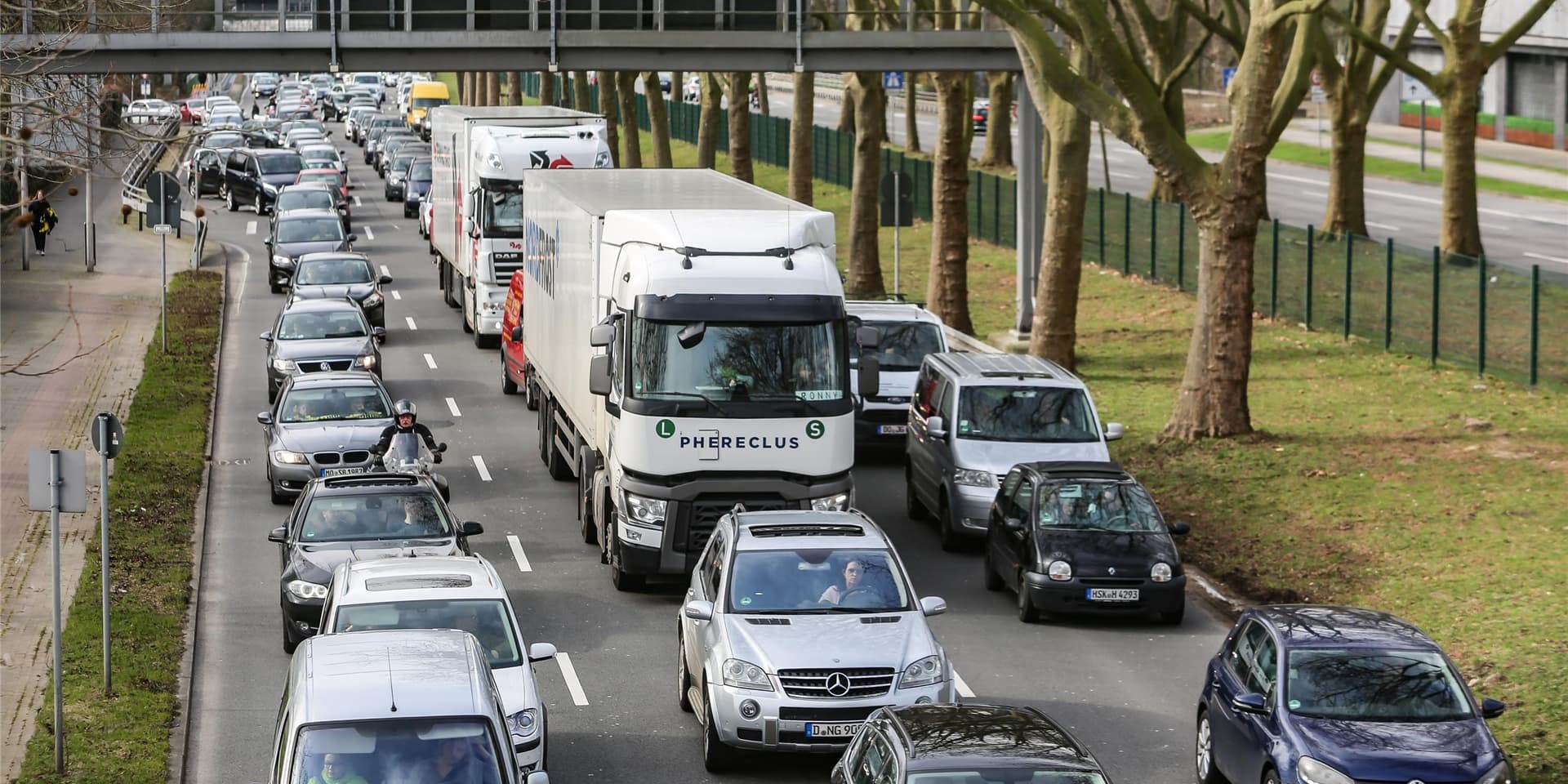 Nach einem Unfall auf der B1 mussten sich Rettungskräfte über die Fahrer im Stau ärgern.