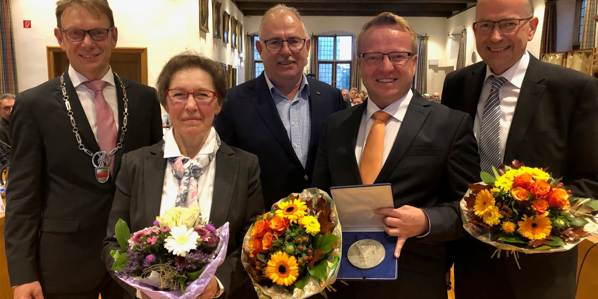 Bild aus dem Archiv: Bürgermeister Lothar Christ (l.) ehrt vor einem Jahr die vier langjährigen Ratsmitglieder (v.l.): Gudrun Lohoff (SPD), Michael Zurhorst (CDU), Jörg Weber (CDU) und Rolf Weißner (CDU). Einer dieser Jubilare möchte nun stellvertretender Bürgermeister in Werne werden.