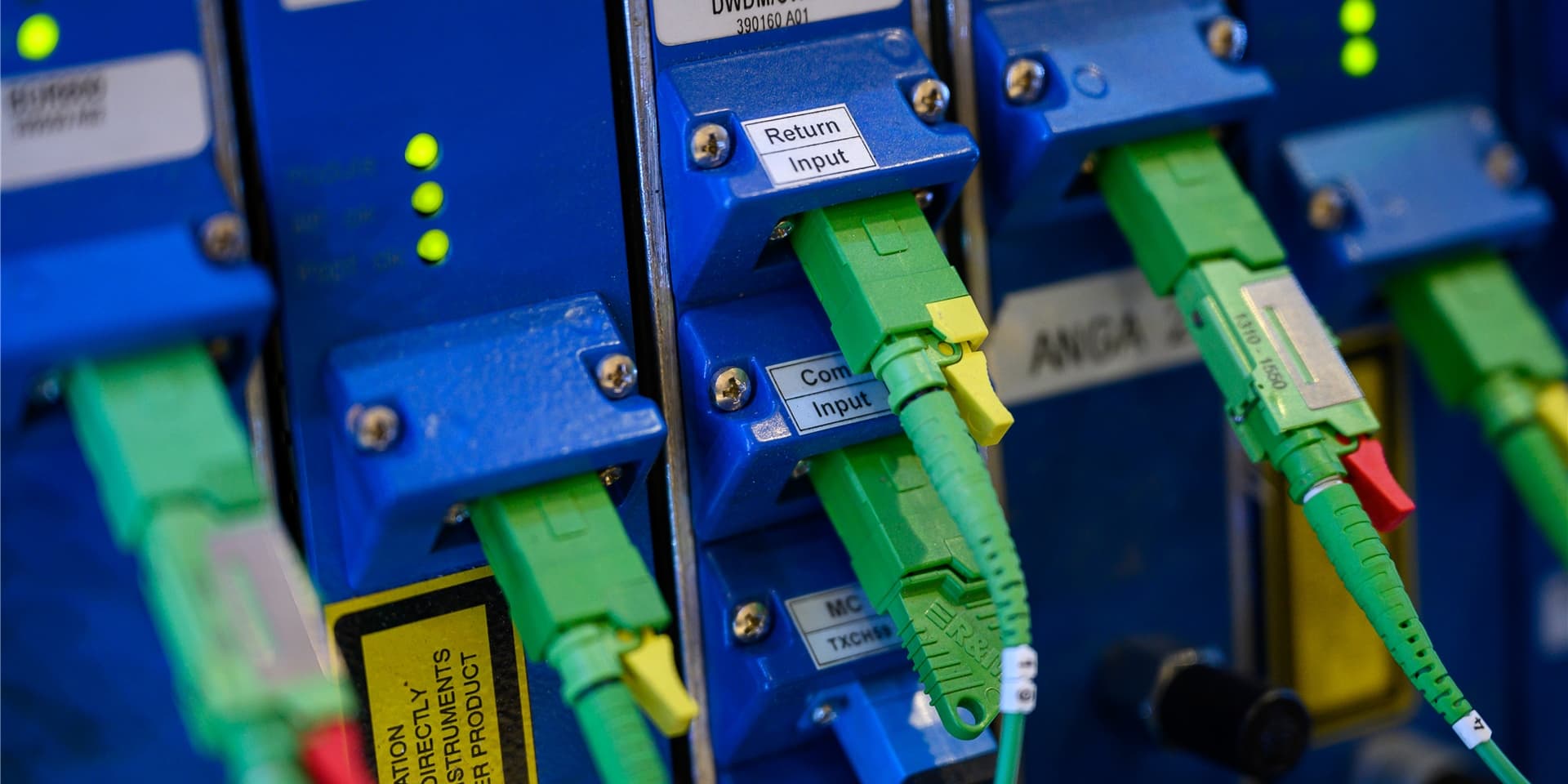 Die Glasfaserinfrastruktur im Fröndenberger Westen wird voraussichtlich ab 2021 aufgebaut, hier im Bild der Blick auf ein Glasfasermodul eines Serverschrankes.