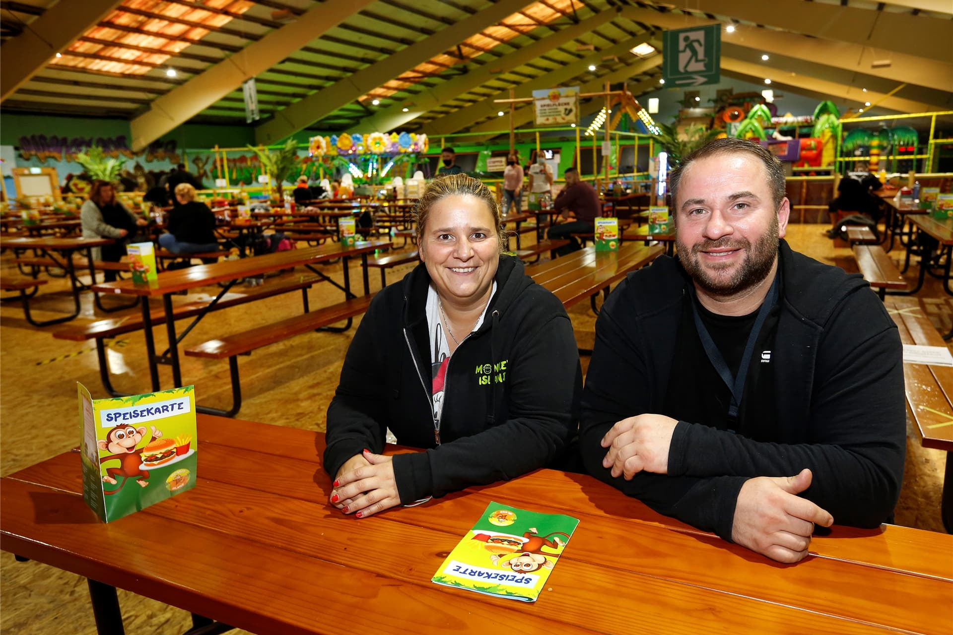 Stefanie Prisco und Martin Gadek sitzen im Monkey Island in Bergkamen an einem Tisch.