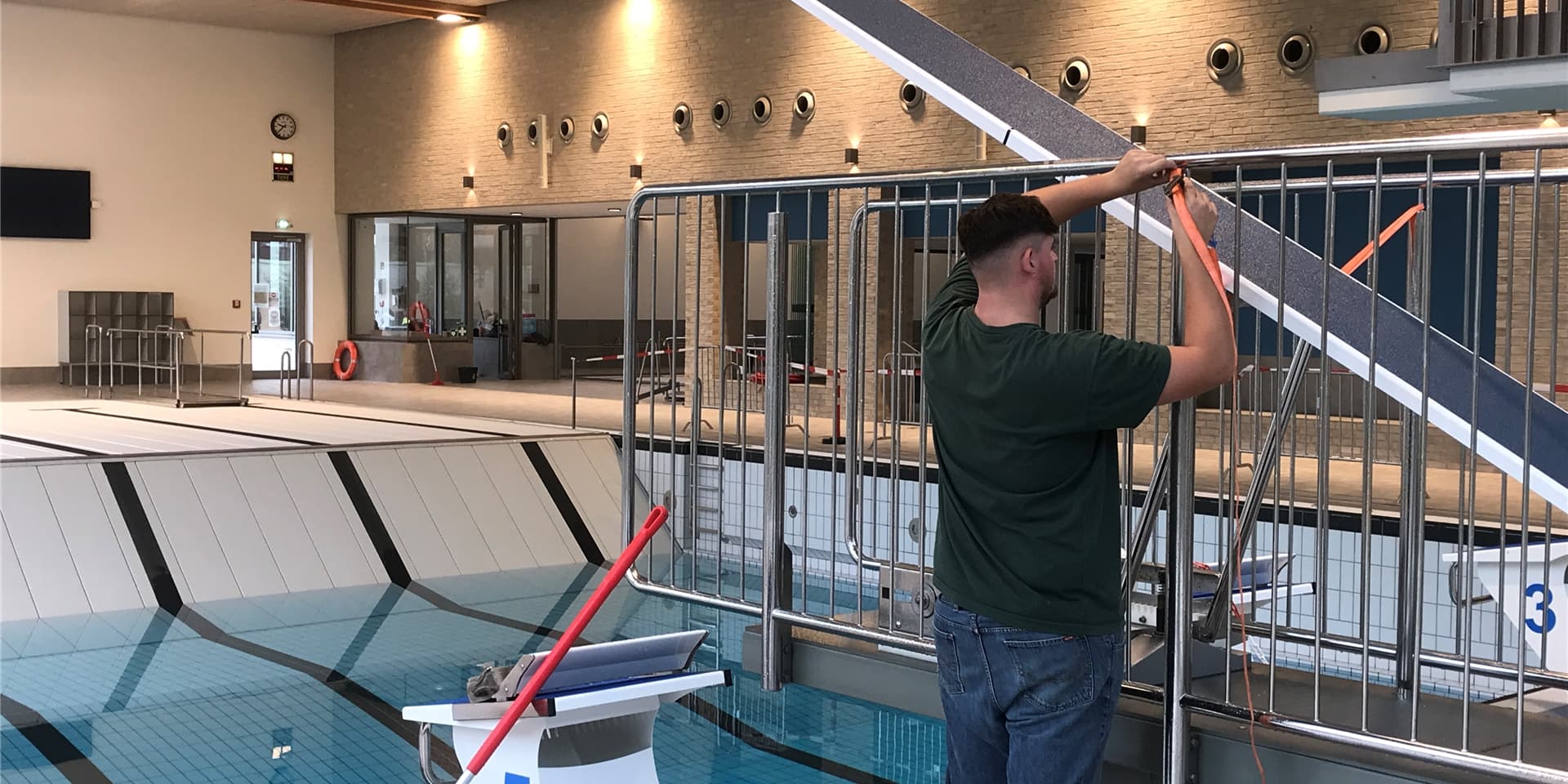 Azubi Ben Kroll beschäftigt sich hier mit Reinigungsarbeiten am Sportbecken des Solebades.