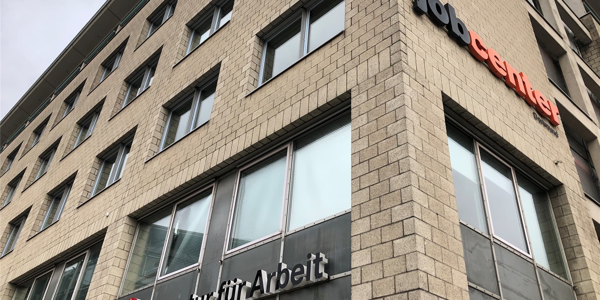 Die Agentur für Arbeit Dortmund verzeichnete im Oktober weniger Arbeitslose als noch im September. Doch die Lage bleibe kritisch.