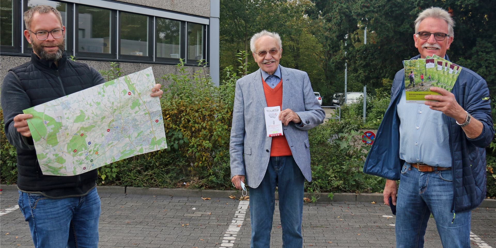 David Ruschenbaum (l.) von Werne Marketing, Bernhard Wesselmann (M.) vom Wanderclub Werne und Gisbert Bensch vom Sauerländischen Gebirgsverein stellten Anfang Oktober die neue Wanderkarte vor.