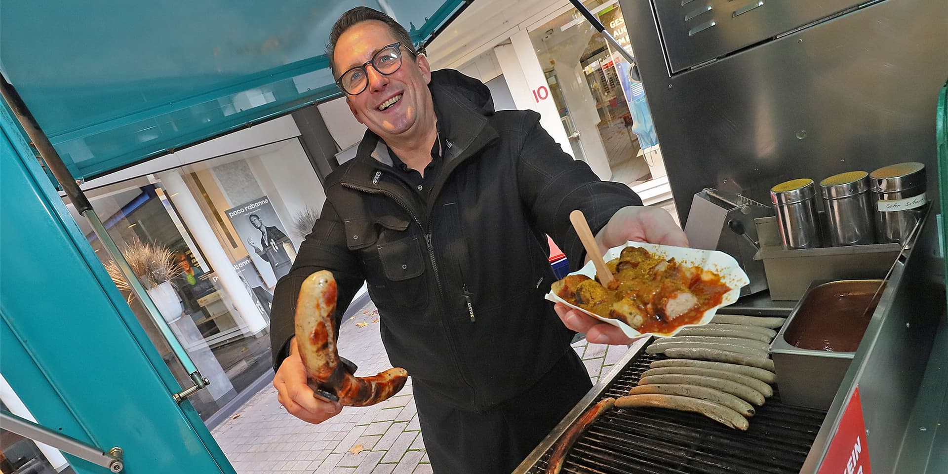 Rollender Grill mit 15 PS: Karsten Hinze erlöst notleidende Currywurst- und Bratwurst-Fans auf dem Kamener Wochenmarkt.