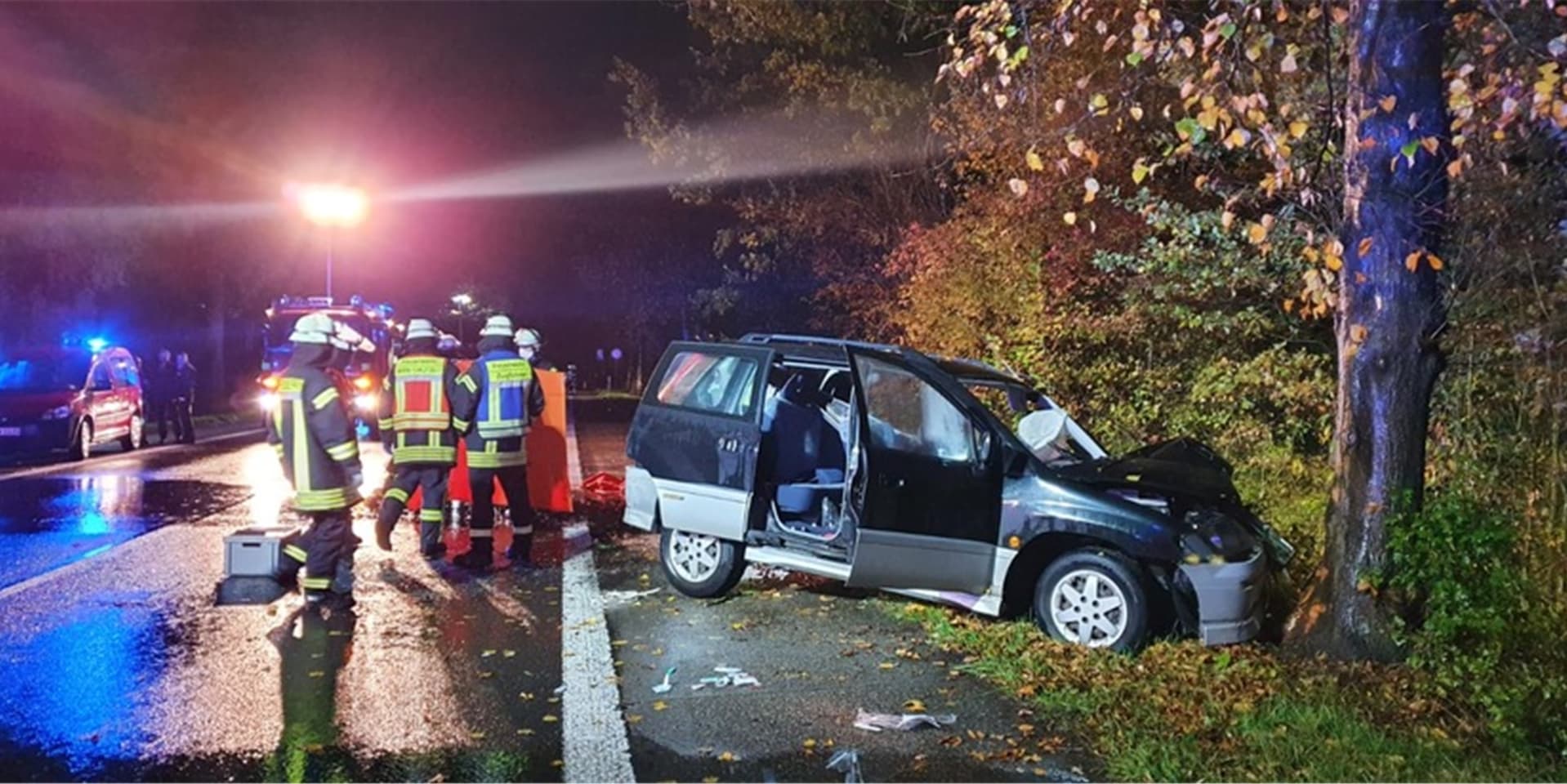 Der Fahrer wurde bei dem Unfall auf der Lünener Straße schwer verletzt und leicht zwischen Lenkrad, Sitz und Kunststoffverkleidungen eingeschlossen. Er hat einiges auf dem Kerbholz, stellte sich dann heraus