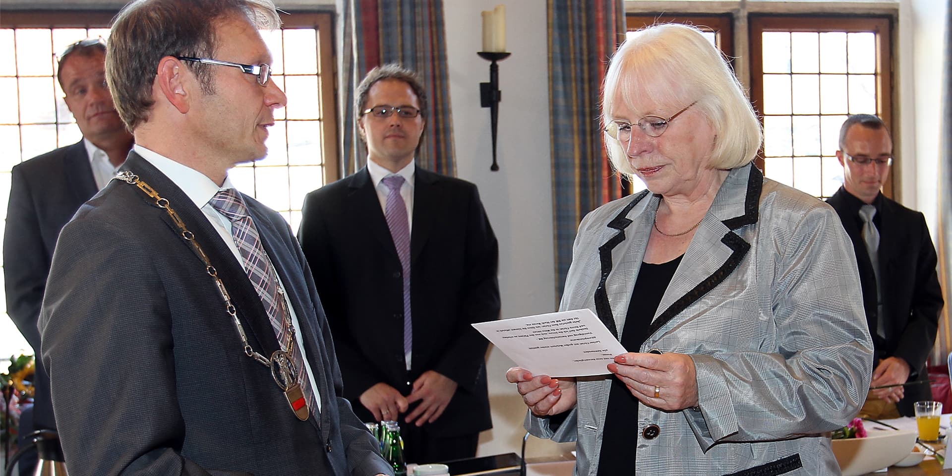 Im Jahre 2014 vereidigte Gudrun Holtrup als Alterspräsidenten Bürgermeister Lothar Christ. Das soll auf der sogenannten konstituierenden Sitzung nach der Kommunalwahl 2020 wiederum geschehen.