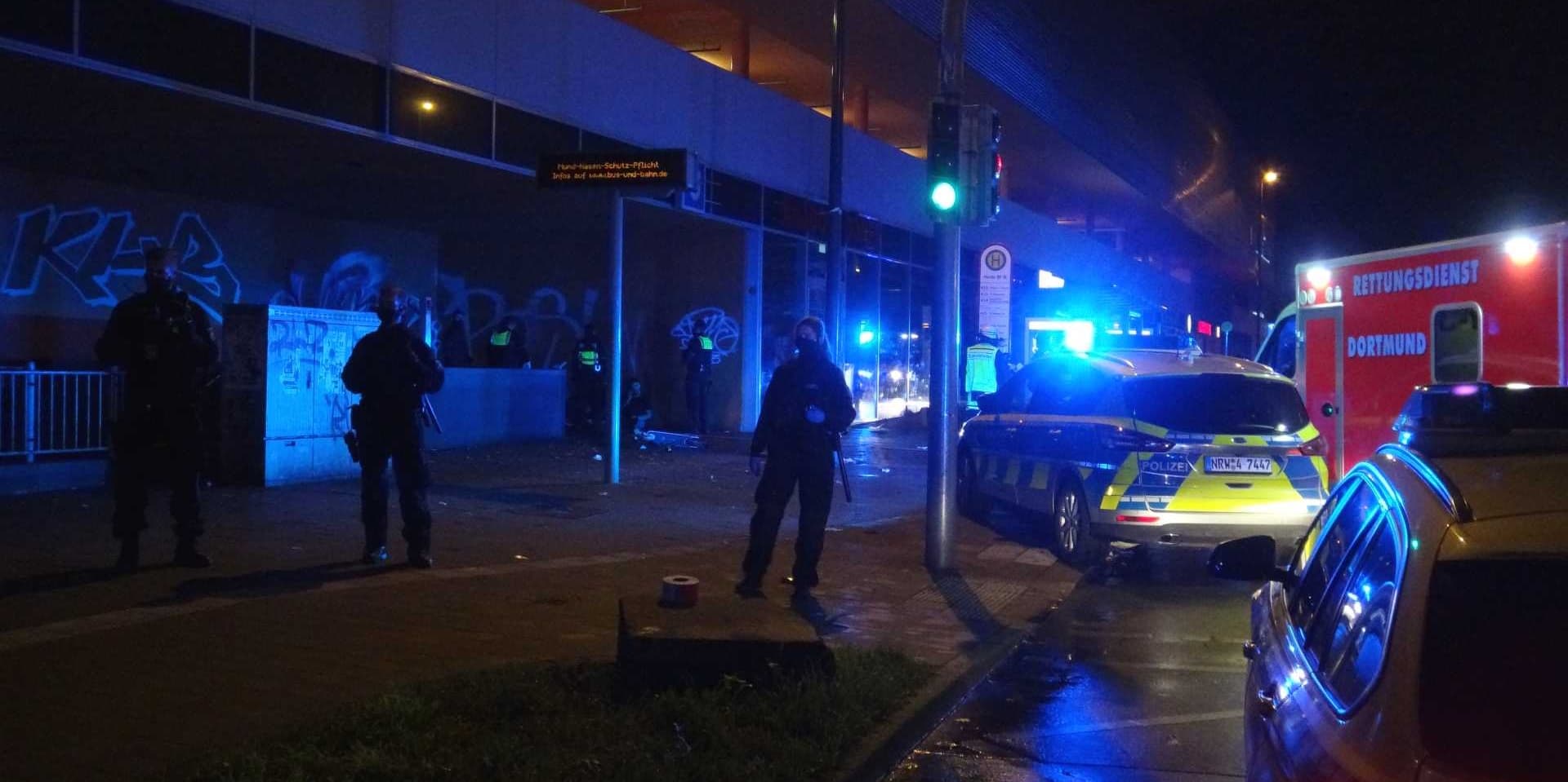 Bei einem Messerangriff am Hörder Bahnhof in Dortmund wurde ein 41-Jähriger Mann getötet und sein Sohn verletzt. Die Polizei war in der Halloween-Nacht mit vielen Kräften im Einsatz.