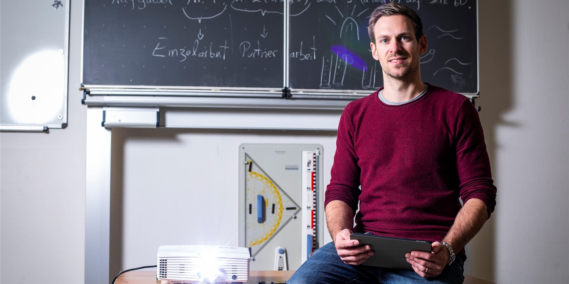 Der Deutsch- und Sportlehrer Björn Rauhaus (30) verzichtet selten auf Tablet und Beamer in seinem Unterricht.