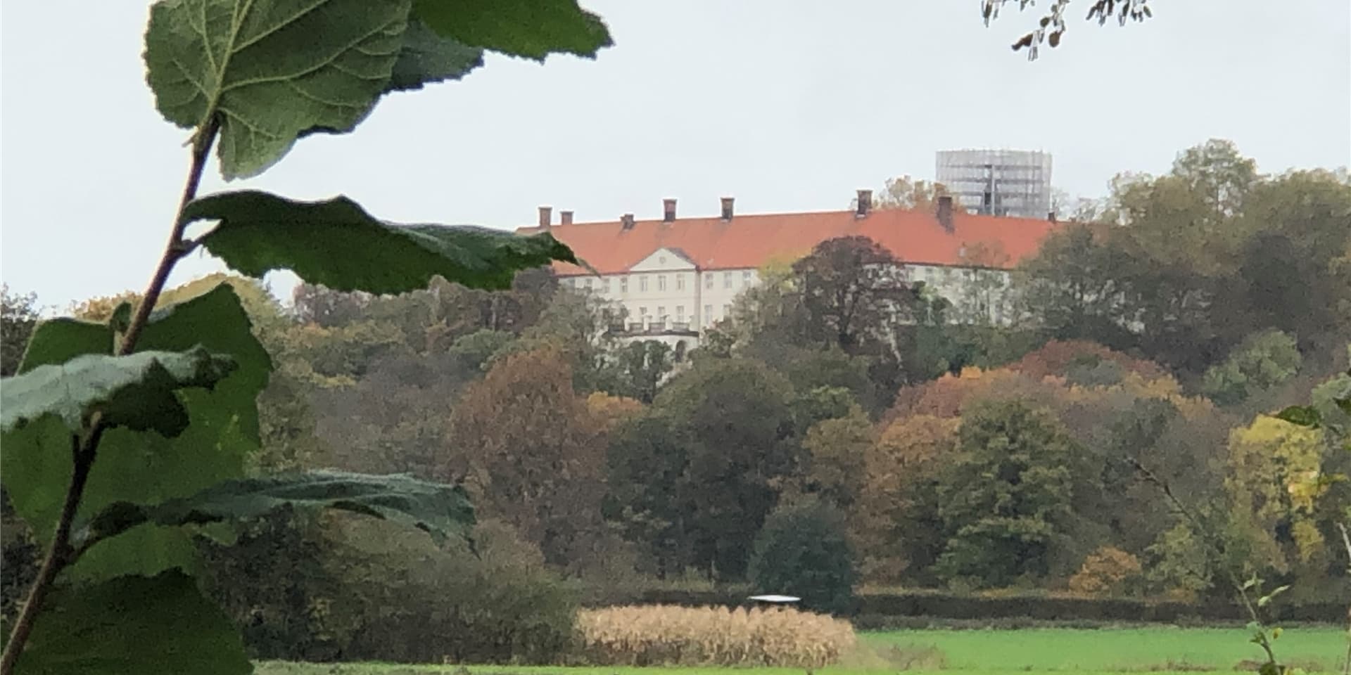 Das Schloss Cappenberg begleitet streckenweise den Wanderer auf der Rundtour W8 in Langern.