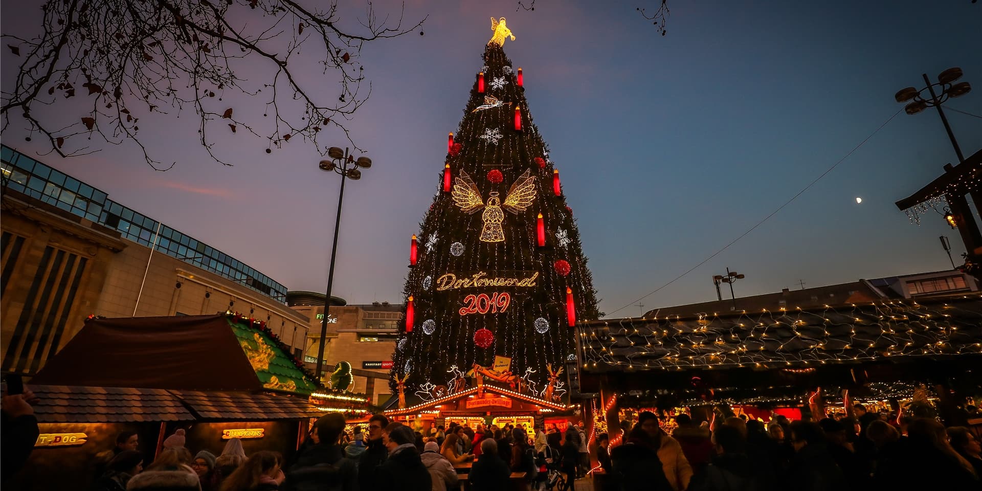 Am Dienstag (3.1.) wird bekannt gegeben, ob der größte Weihnachtsbaum der Welt auch in diesem Jahr auf dem Hansaplatz leuchten wird. Dortmunder haben für alle Fälle dazu Vorschläge.