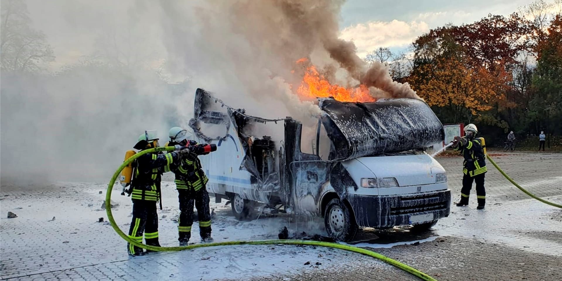 Die Feuerwehr war schnell vor Ort, konnte das Ausbrennen des Wohnmobils aber nicht mehr verhindern.
