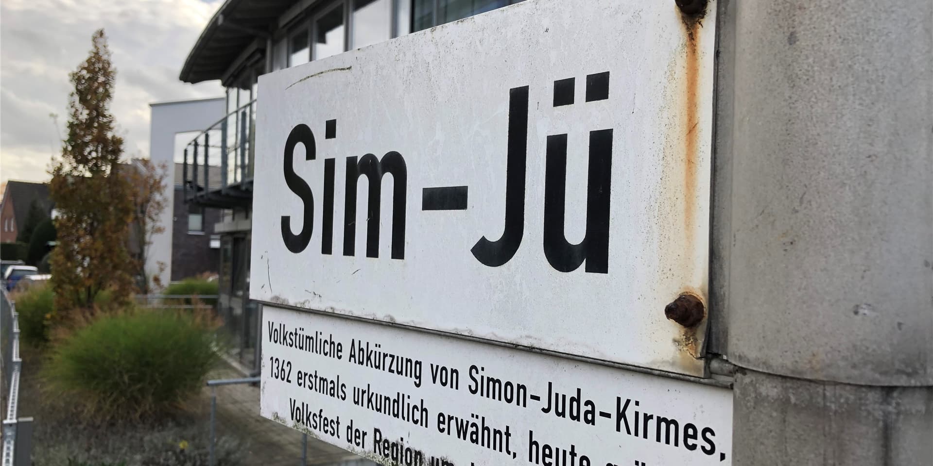 Die Polizei sucht Zeugen eines Raubüberfalles auf eine junge Frau an der Straße Sim-Jü in Werne am Montagabend.