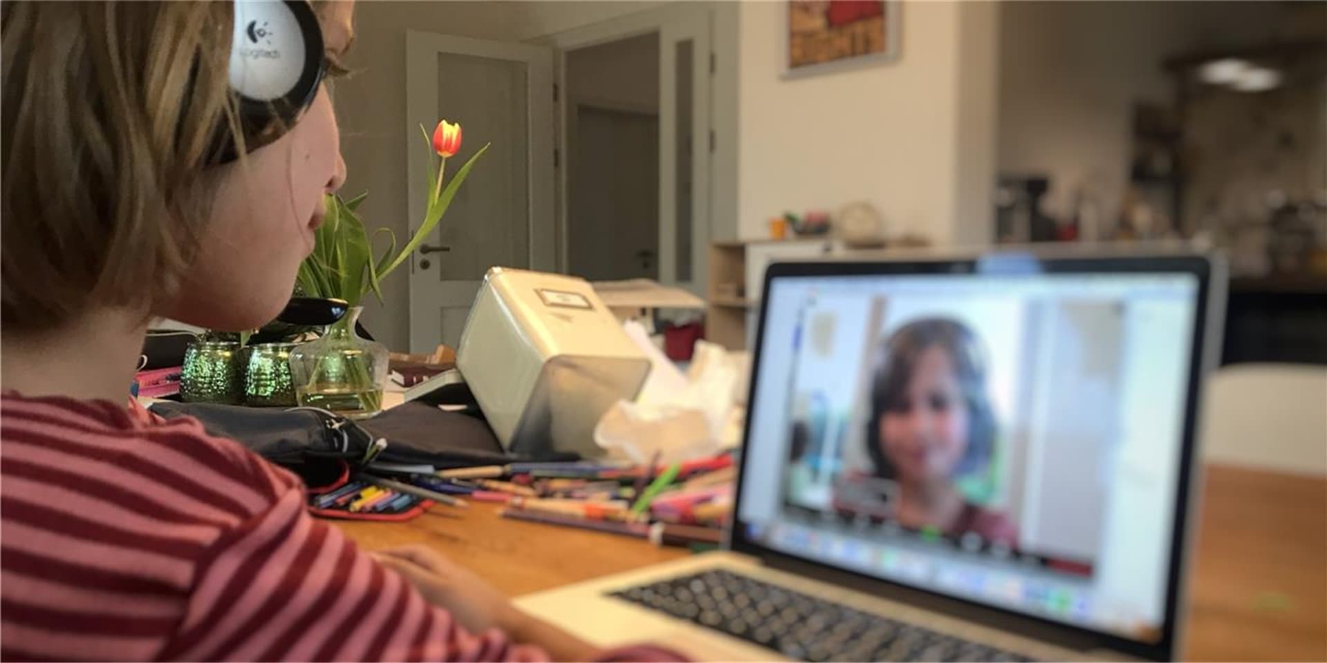 Anders als im Frühjahr fließen die zuhause erarbeiteten Aufgaben nun in die Notengebung ein. Eine Mutter fragt sich, wie kontrolliert werden soll, wer am Ende tatsächlich die Aufgaben erfüllt hat.