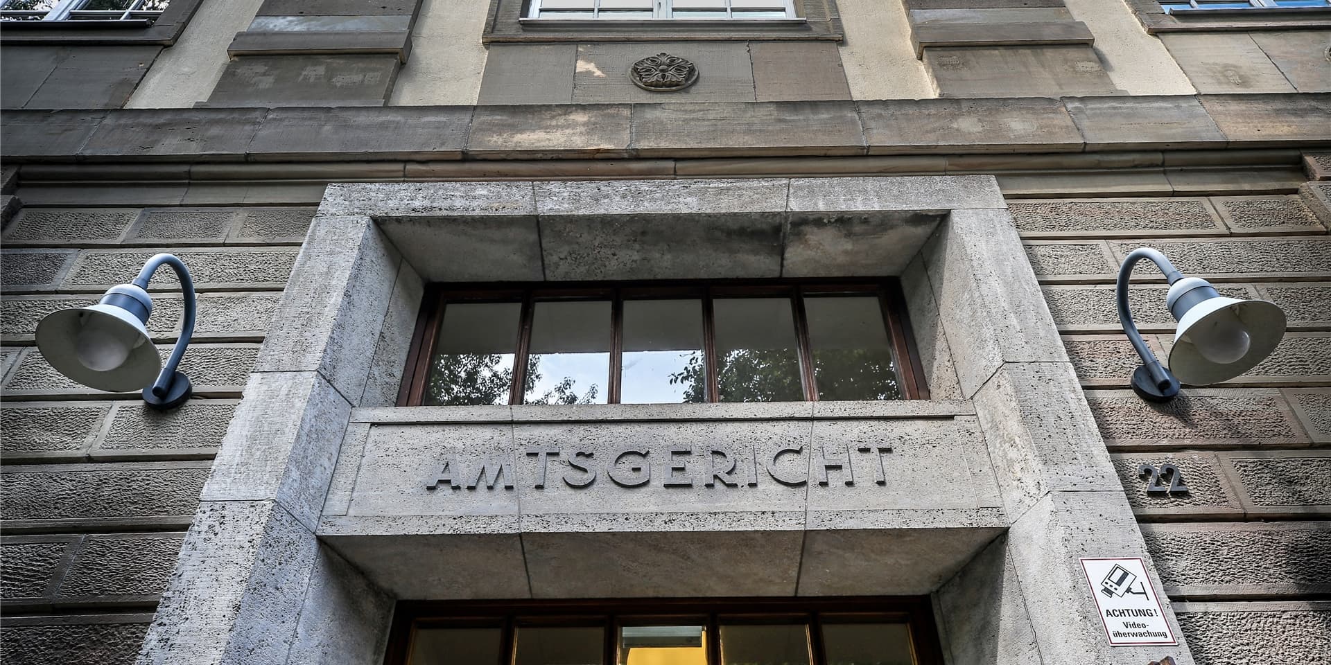 In einem nicht rechtskräftigen Urteil hat ein Dortmunder Amtsrichter eine Coronaschutzverordnung für unwirksam erklärt.