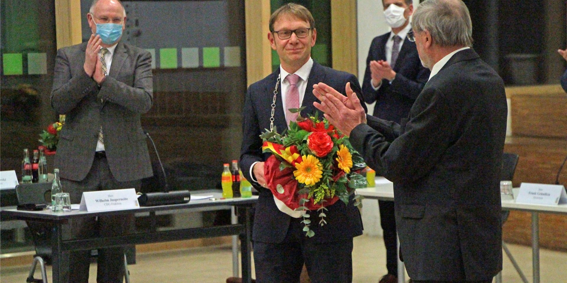 Altersvorsitzender Rainer Hotz (74, r.) nahm die Vereidigung von Lothar Christ vor und klatschte anschließend Beifall mit Willi Jasperneite (l.) und Dezernent Alexander Ruhe (hinten).