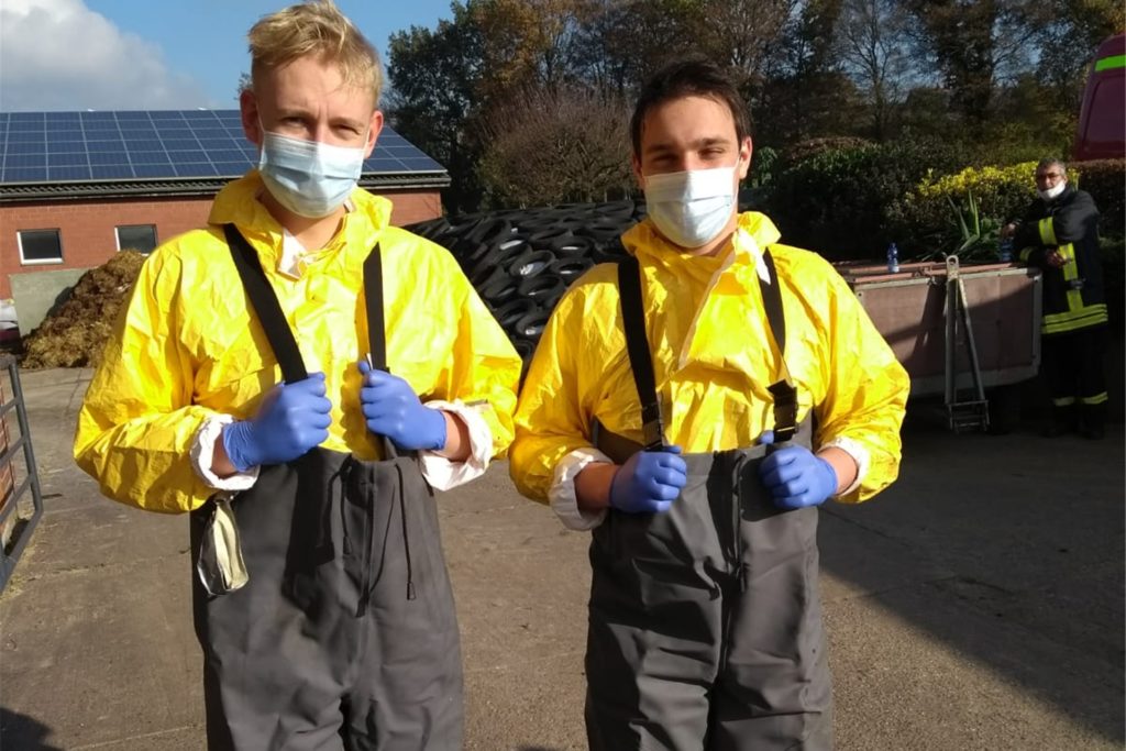 title attribut Ein zur Einsatzstelle gerufener Veterinär vergewisserte sich, dass es den Tieren nach der Rettung gut ging. Nachdem die Ausrüstungsgegenstände wieder gesäubert waren, konnte gegen 15 Uhr der Rettungsleitstelle in Unna das Einsatzende gemeldet werden.