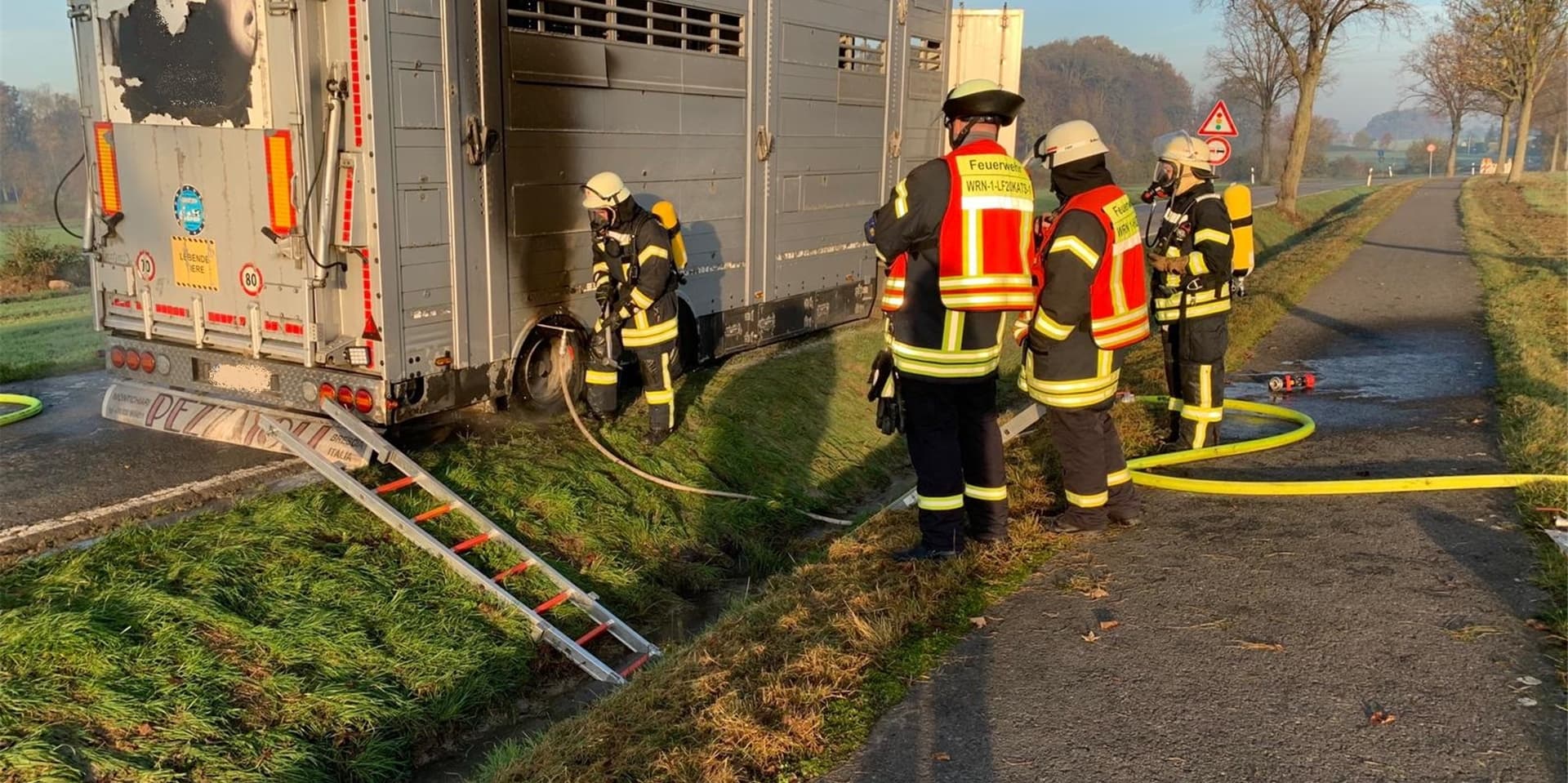 Der Brandherd am Viehtransporter war für die Rettungskräfte schwer zugänglich.