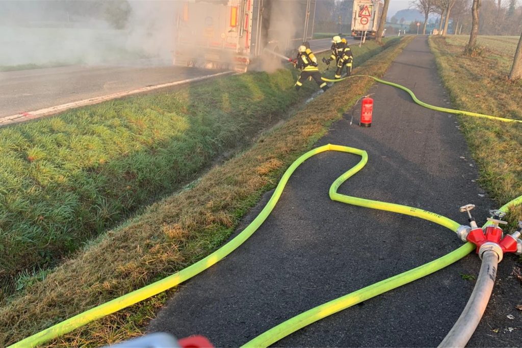Die Erkundung ergab, dass die hinteren Bremsen eines Viehtransporter-Anhängers Feuer gefangen hatten.