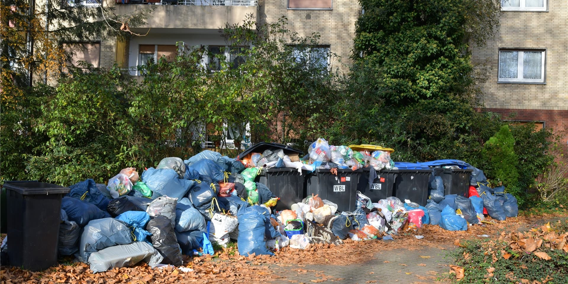 In Höhe des Hauses Münsterstraße 80 türmen sich mittlerweile die Müllberge.