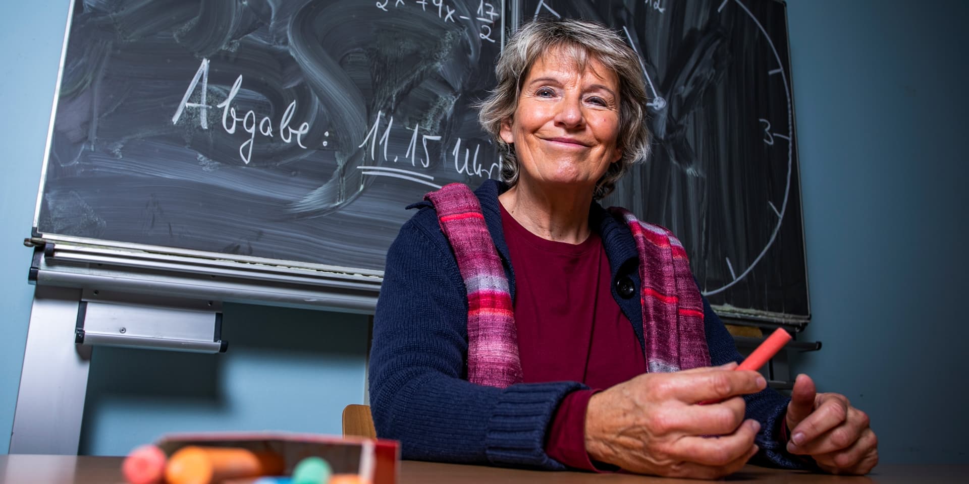 Die Lehrerin Gerburg Thiel (62) unterrichtet Deutsch, Religion und Latein – ohne digitale Geräte im Unterricht einzusetzen.
