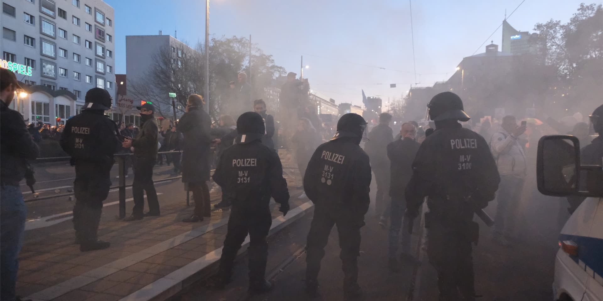 Zahlreiche bekannte Rechtsextremisten waren Teil der Großdemo gegen die Corona-Schutzmaßnahmen in Leipzig.