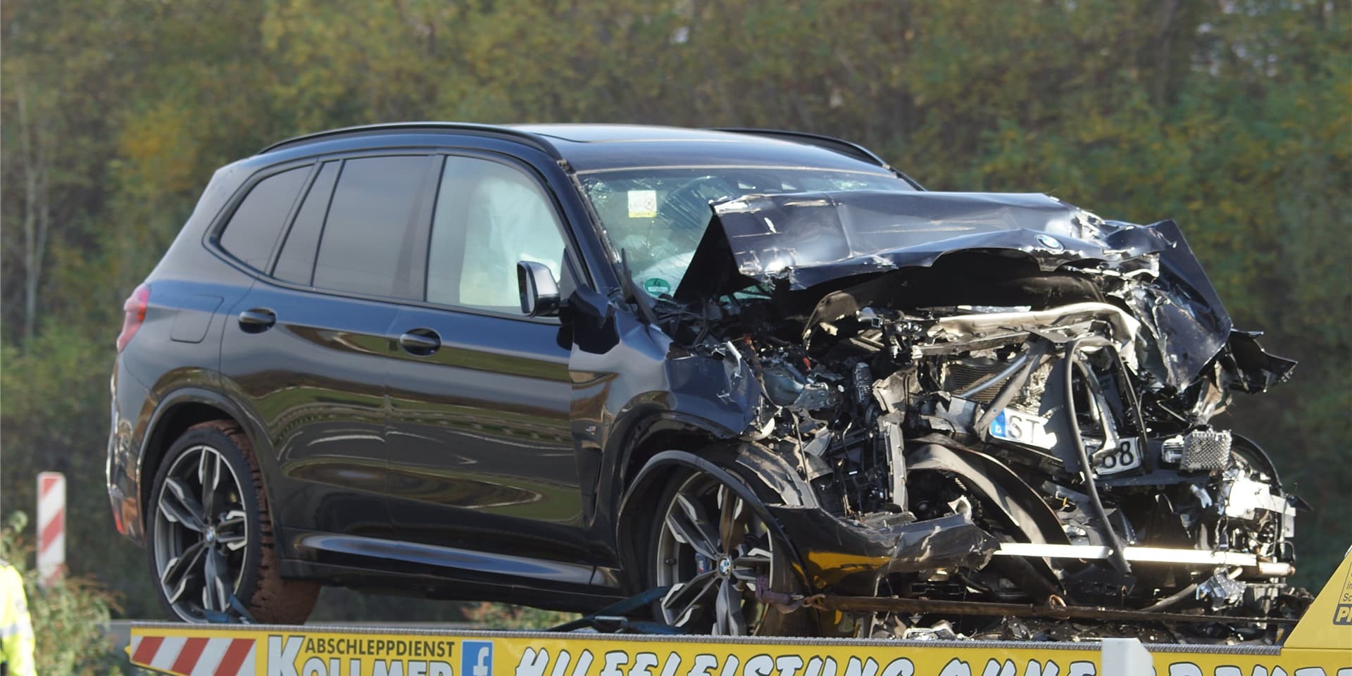 Schwerer Unfall auf der A1 zwischen der Anschlussstelle Unna und dem Kreuz Dortmund/Unna: Ein BMW-SUV prallte im Rückstau auf einen Lkw – beide Fahrzeuge mussten abgeschleppt werden.