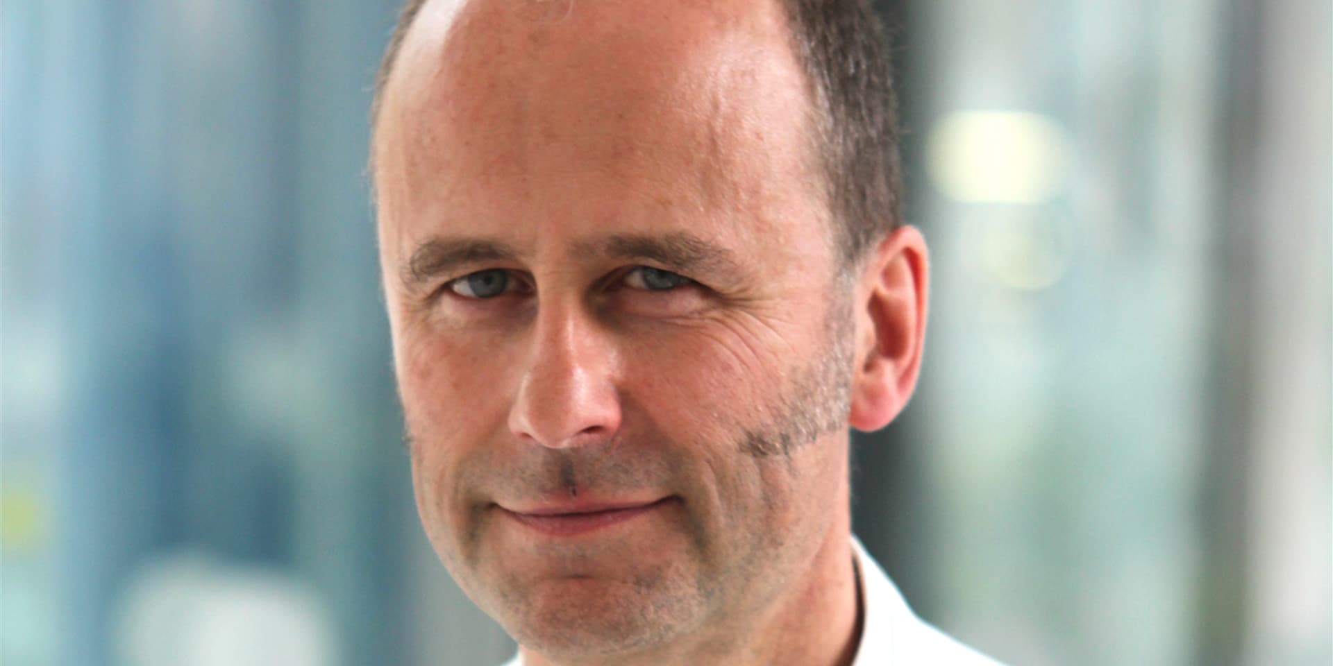 Dr. Bernhard Schaaf ist Privatdozent und Direktor der Klinik für Pneumologie, Infektiologie und internistische Intensivmedizin am Klinikum Dortmund. Er wurde vom Focus als einer der besten Ärzte in Deutschland ausgezeichnet.