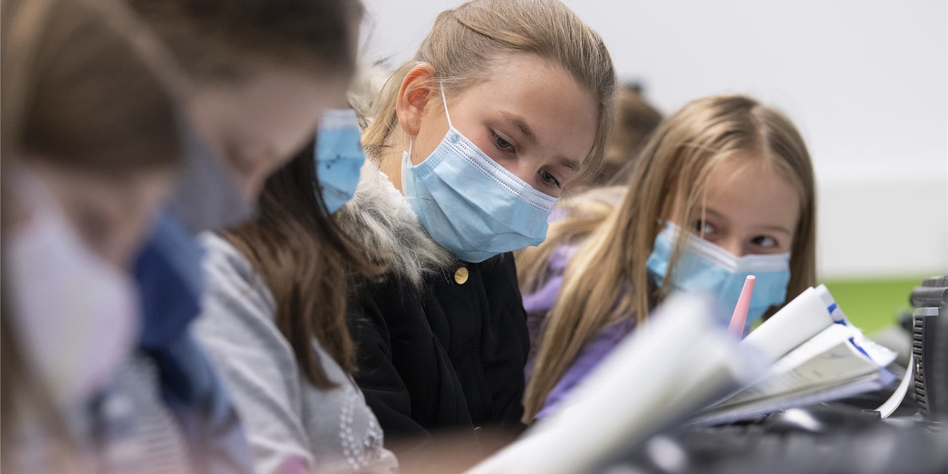 Kein Gedränge mehr im Klassenraum im Endspurt auf die Weihnachtsfeiertage: Mit dem früheren Ferienstart möchte die NRW-Landesregierung den Zeitraum zwischen dem letzten Schulbesuch und den möglichen Verwandtenbesuchen zu Weihnachten so weit wie möglich strecken, um die Infektionsgefahr zu reduzieren.