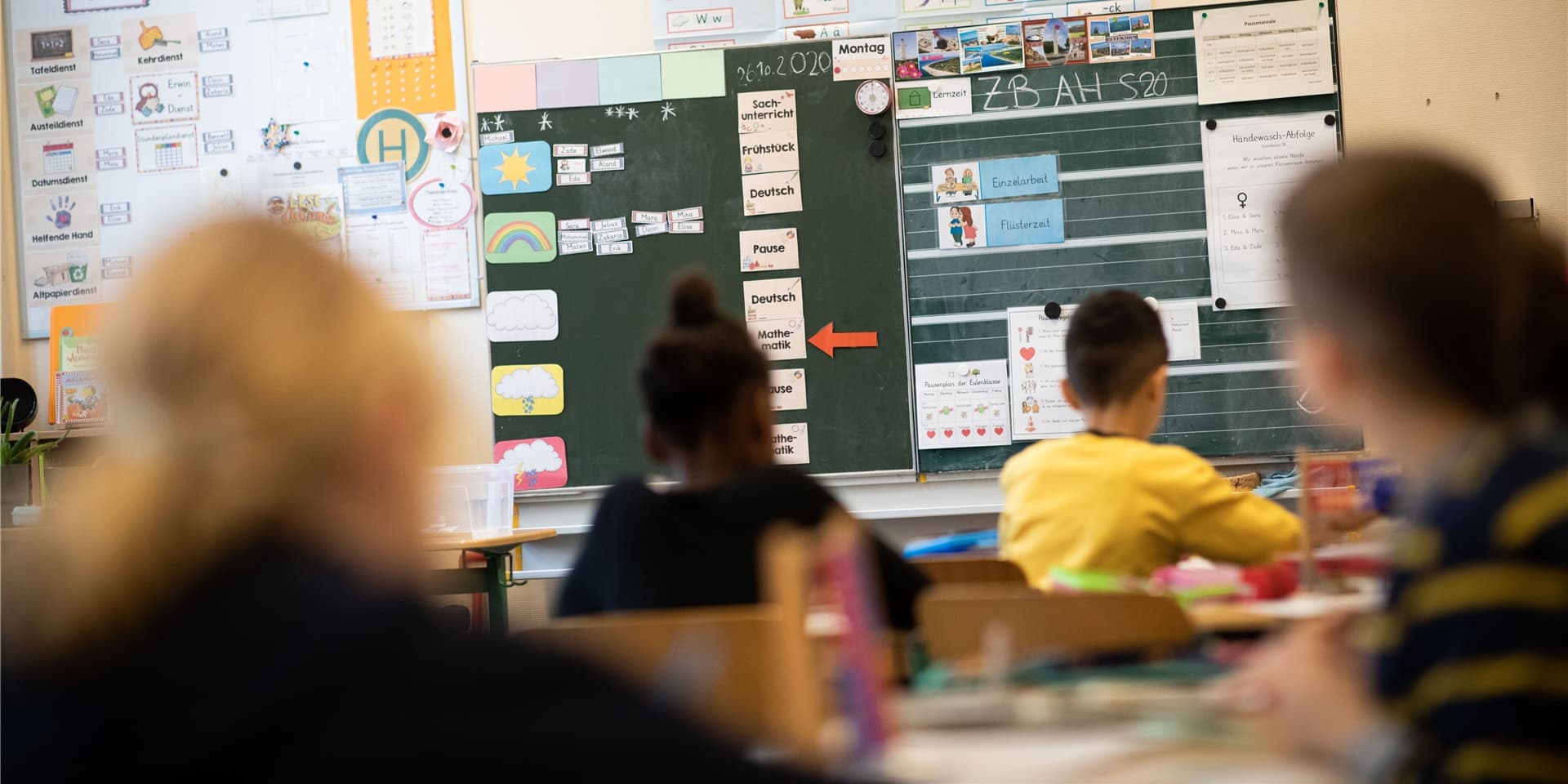 Aus dem Unterricht könnten Schülerinnen und Schüler Corona in die Familien tragen. Das ist die Sorge der Landesregierung, die aus diesem Grund die Weihnachtsferien zwei Tage früher beginnen lässt.