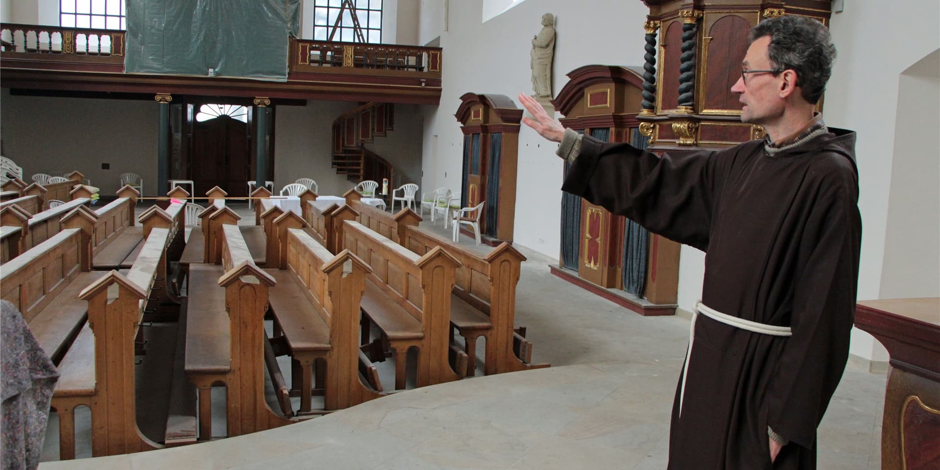 Pater Romuald in der Klosterkirche, deren Renovierung länger dauert als geplant.