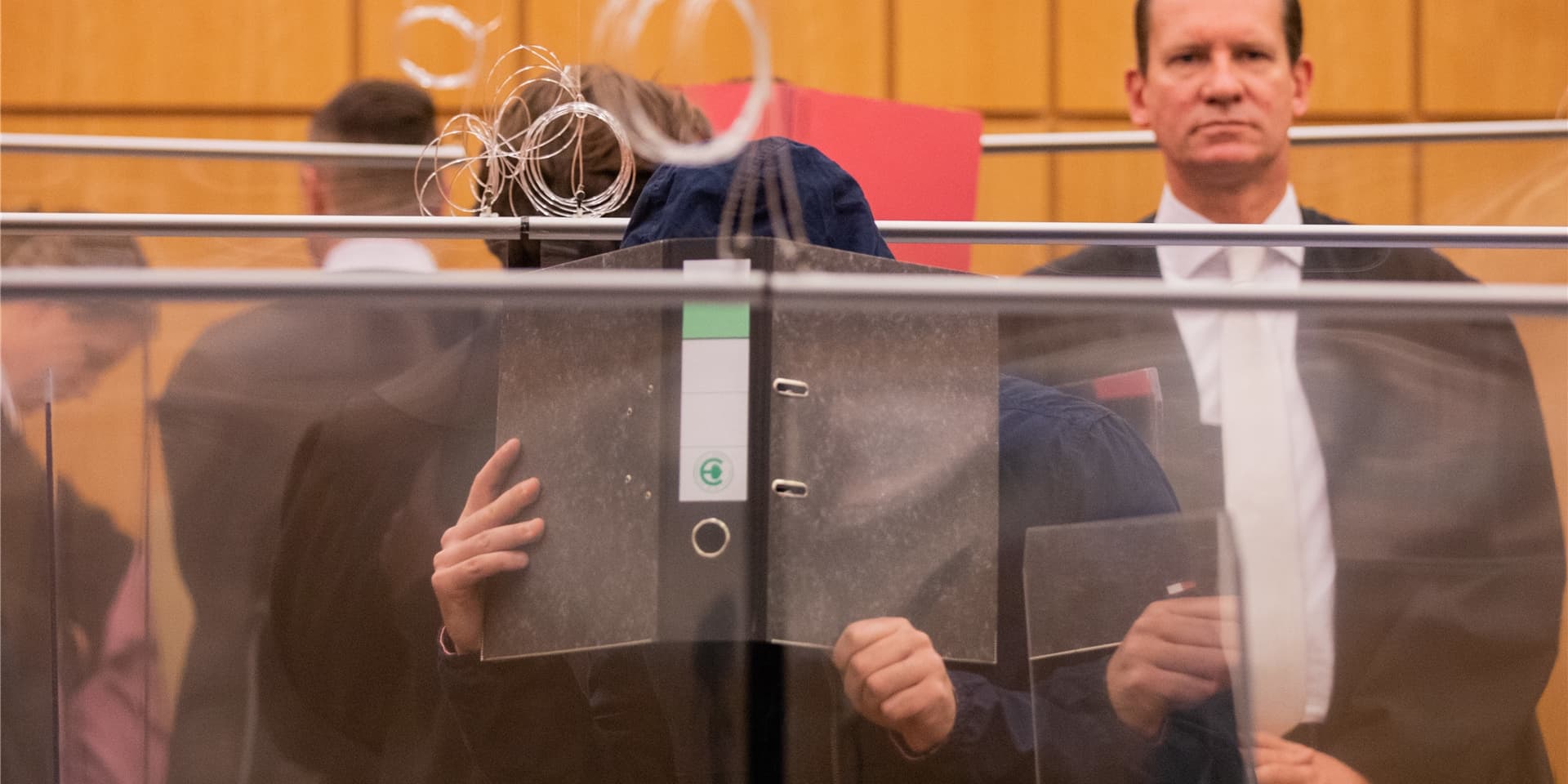 Der 27-Jährige Hauptangeklagte wird in einen Gerichtssaal des Landgerichts geführt.
