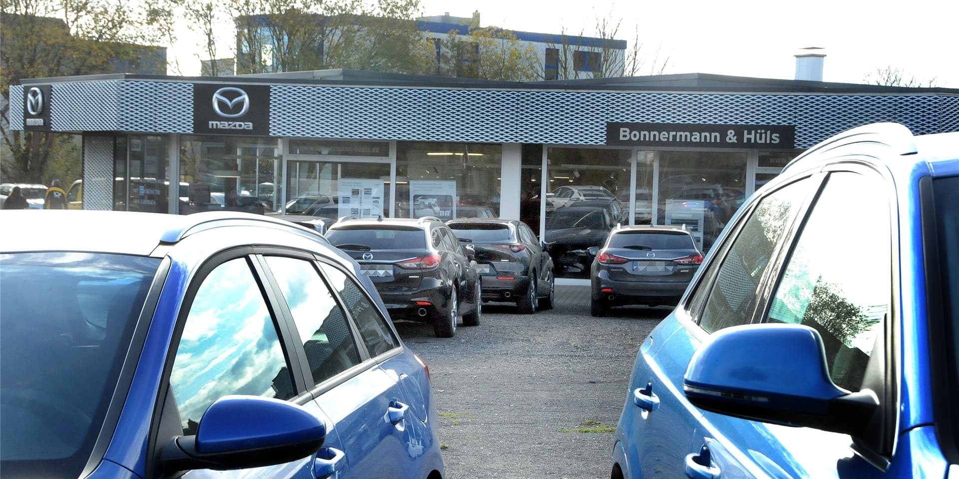 Beim Mazda-Autohaus Bonnermann & Hüls an der Grünstraße/Ecke Schützenstraße überraschte die Polizei die mutmaßlichen Serieneinbrecher auf frischer Tat.