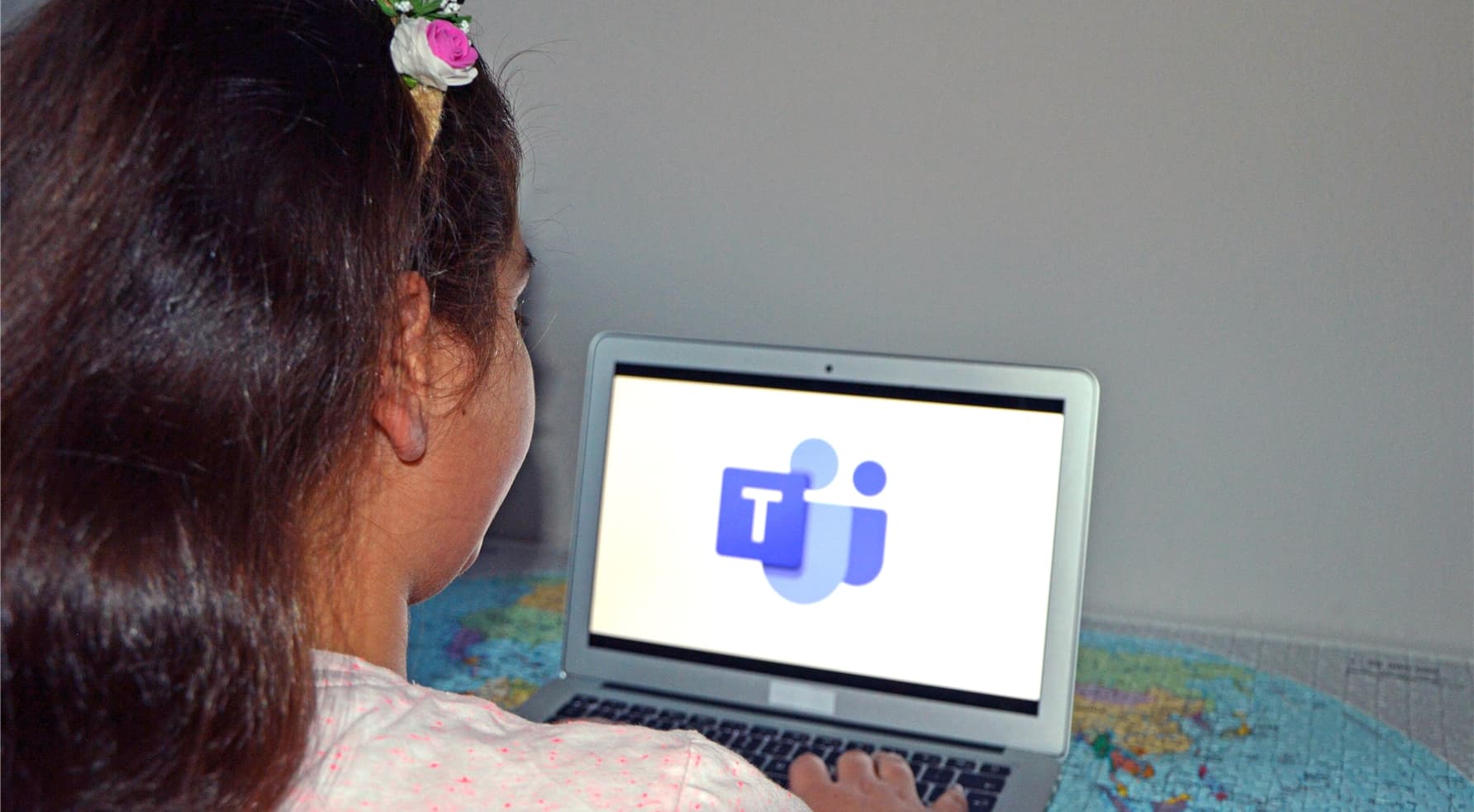 Die zehnjährige Elizan Kurtbas, Schwester von Berin, nähert sich dem digitalen Schulleben an – kommuniziert wird über „Teams“.