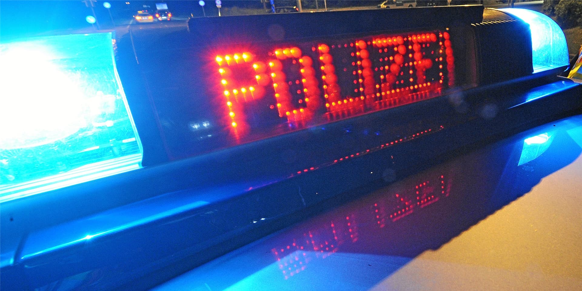 Ein 27-jähriger Mann aus Bergkamen ist in der Nacht zu Sonntag (15.11.) von zwei Unbekannten in Scharnhorst mit einem Messer bedroht worden.