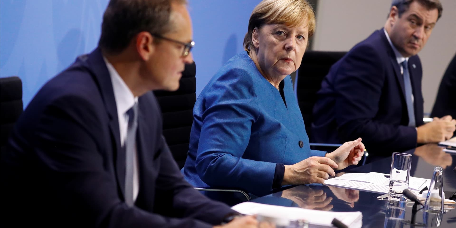 Angela Merkel (CDU), der bayerische Ministerpräsident Markus Söder (CSU) und Berlins Regierender Bürgermeister Michael Müller (l, SPD) geben eine Pressekonferenz im Kanzleramt nach einem Treffen mit den Ministerpräsidenten der Länder zum weiteren Vorgehen in der Corona-Pandemie (Archivfoto).