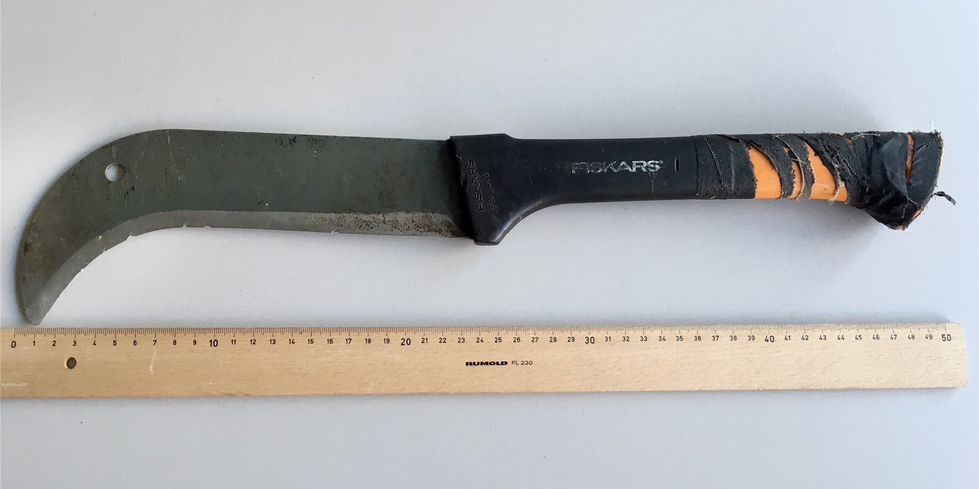 Zwei Unbekannte haben mit einer Machete eine Bäckerei-Filiale an der Geschwister-Scholls-Straße überfallen. (Symbolbild)