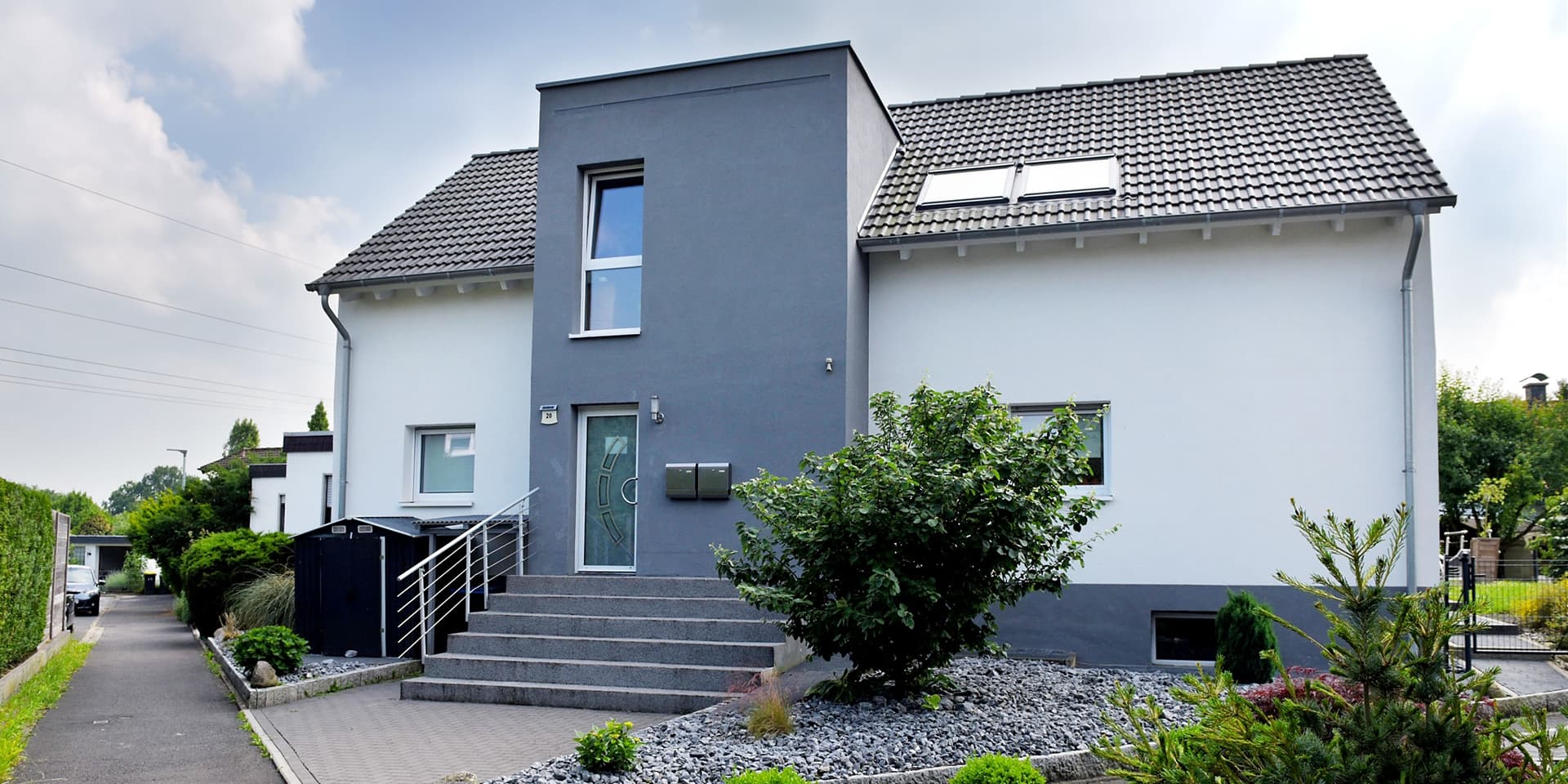 Die Familie Ahlers hat in der Unteren Meischede in einer Bungalowsiedlung ihr Haus aufgestockt. Nun droht aber nach einer Klage eines Nachbarn der Abriss.