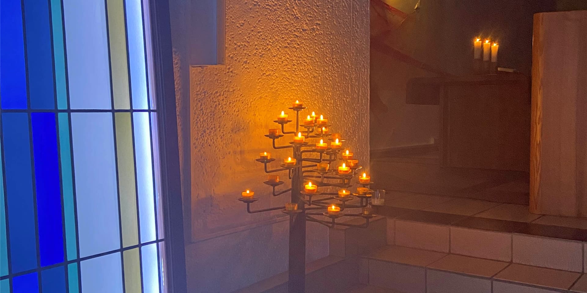 Die Gebetsecke im der evangelischen Bonhoeffer-Kirche am Ostring. Sie ist ab sofort täglich von  17.3 bis 19.30 Uhr geöffnet.