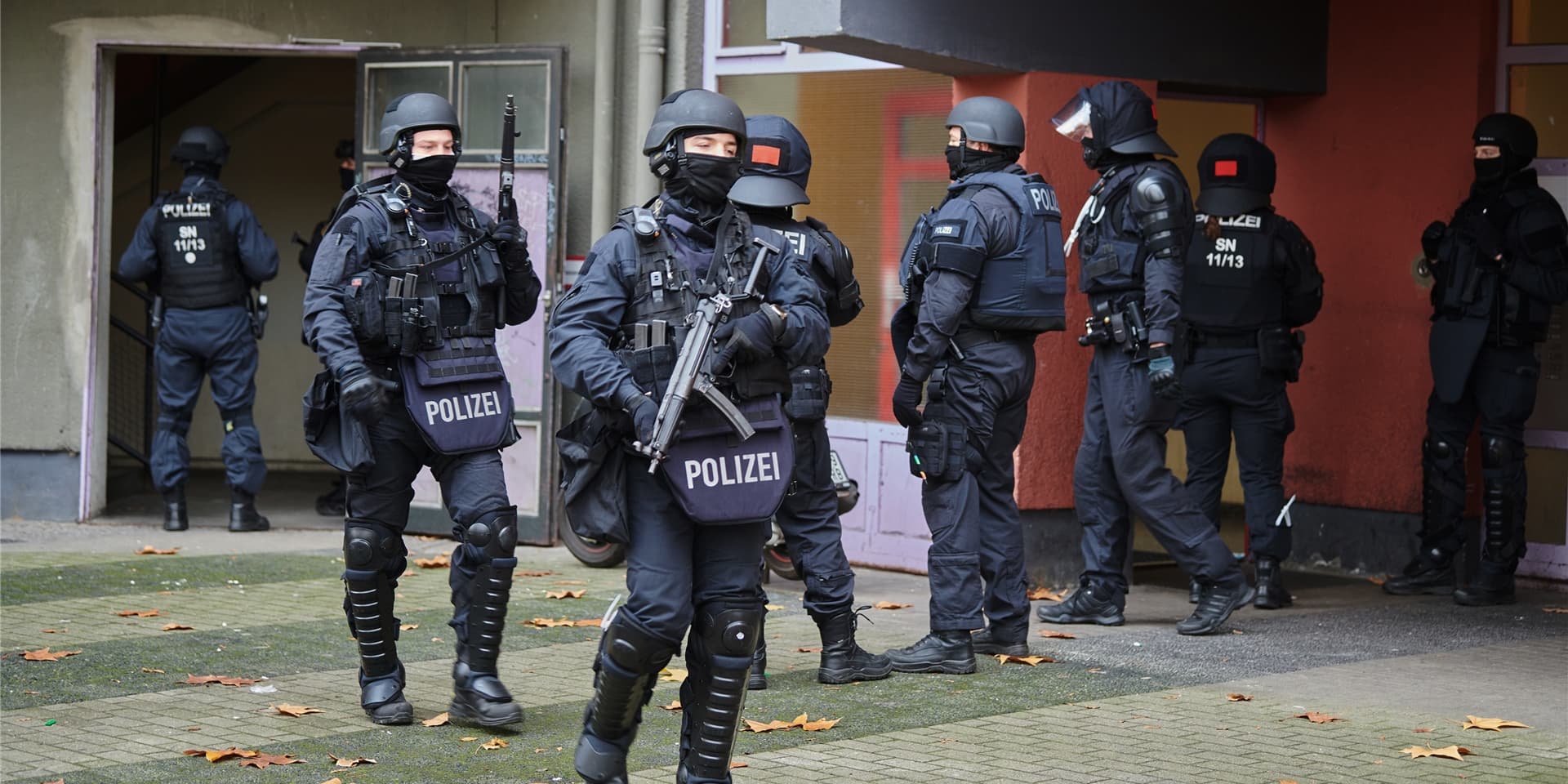 Knapp ein Jahr nach dem Kunstdiebstahl im Dresdner Grünen Gewölbe hat die Polizei am Dienstag in Berlin drei Tatverdächtige festgenommen