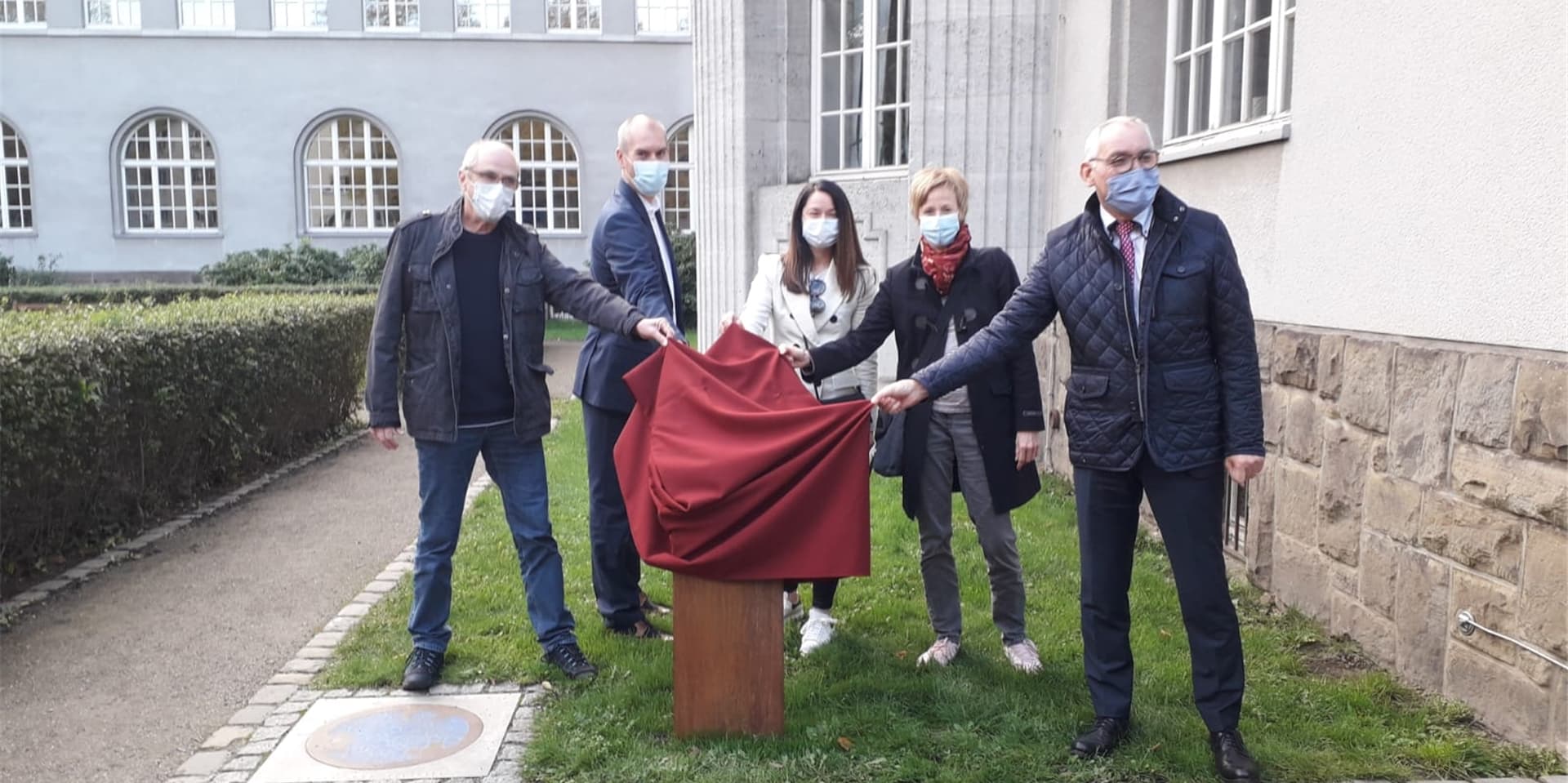 Von links: Der ehemalige Geschäftsführer des Integrationsrates Achim Berner, der 1. Beigeordnete Tim Frommeyer, die Vorsitzende des Integrationsrates Aynur Akdeniz, die ehemalige Geschäftsführerin des Integrationsrates Heike Pohl und Ehrenbürgermeister Heinrich Böckelühr.