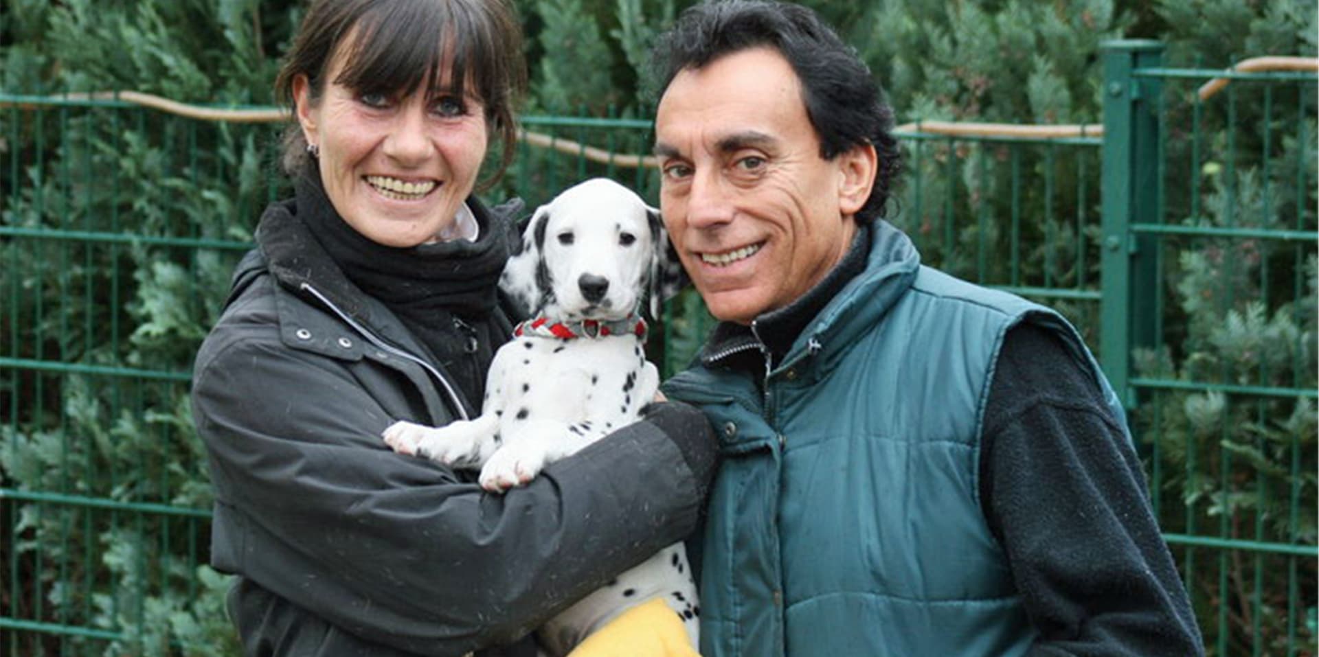 Gabriele und Julio Cesar Salmeron Bozo mit einem ihrer Welpen. Mehr als 1000 Anfragen für 11 Dalmatiner-Babys gibt es derzeit.