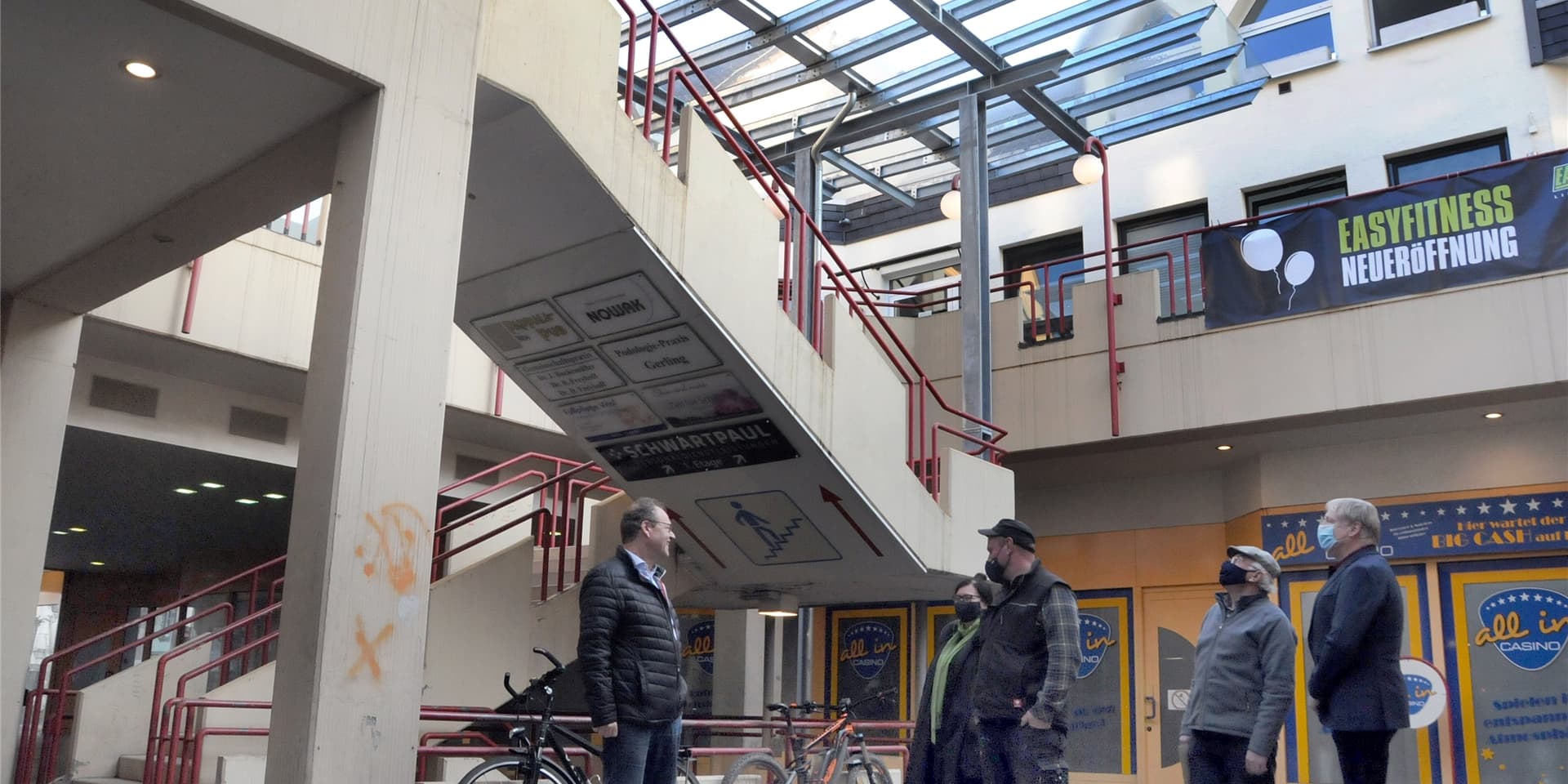 Ein neues Dach überdeckt die Innentreppe des City-Centers schon. Jetzt soll sie auch noch gegen seitlichen Schlagregen eine Schutzwand bekommen. Das planen (v.l.) Günther Kranhold, Eva Witter-Mante, Jens Seiffert, Assaf Schlender und Alfred Zabel.