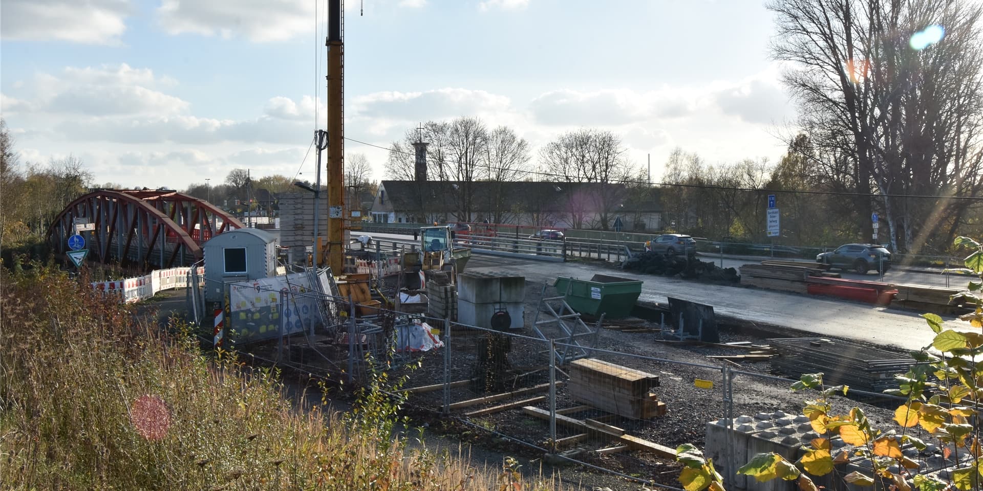 Zurzeit gibt es zwischen Bergkamen und Werne drei Überquerungen nebeneinander. Ganz links ist die alte Zechenbahnbrücke zu sehen, die für den Fußgänger- und Radverkehr genutzt wird, in der Mitte die neue, noch ungenutzte Brücke und hinten die alte Überquerung über die noch für eine Woche der Verkehr rollt.