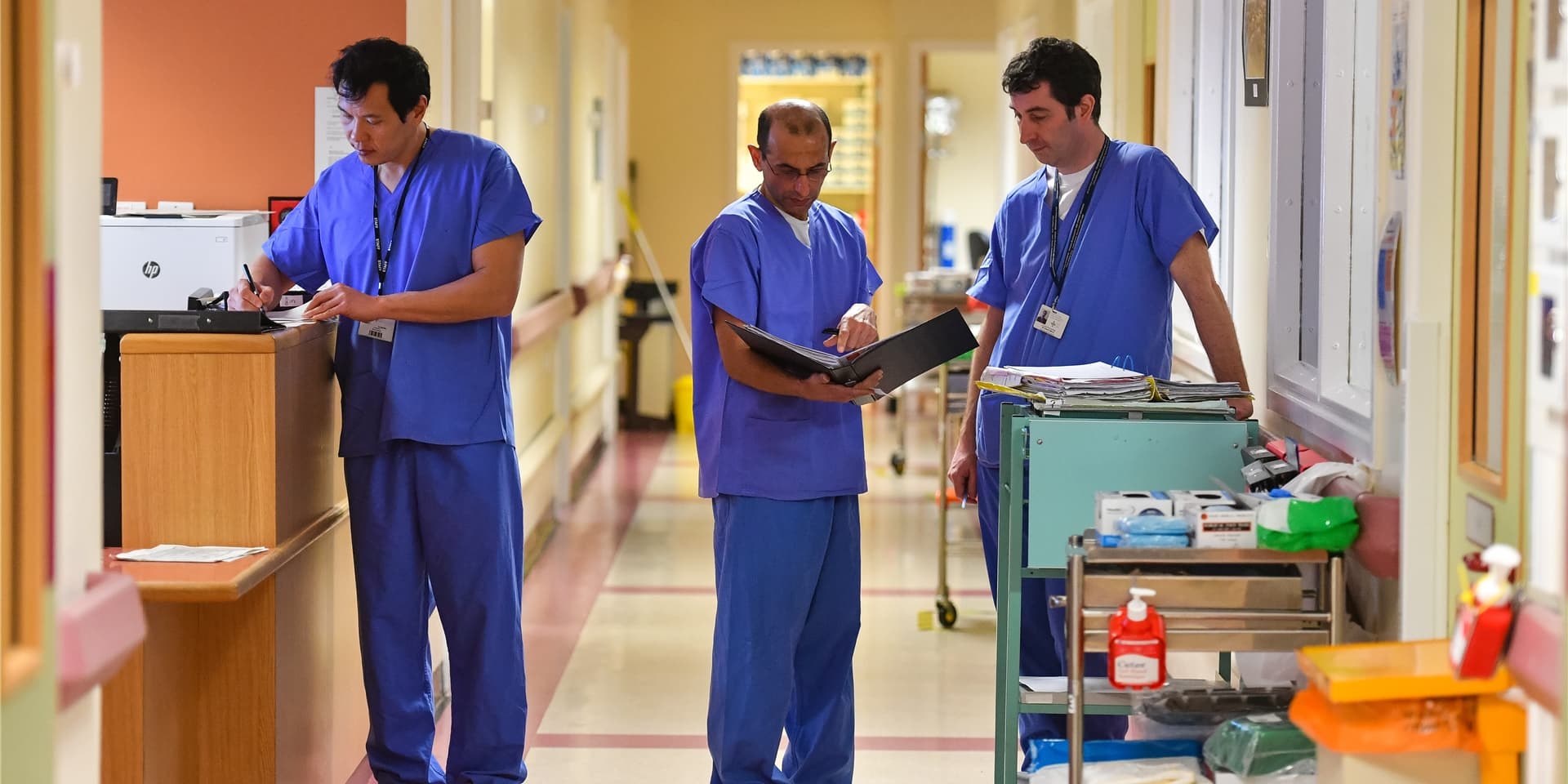Krankenhäuser in NRW haben von April bis Ende Oktober in über 3.500 Fällen Mitarbeiter wieder eingesetzt, für die nach einem Corona-Kontakt noch Quarantänepflicht bestand. (Symbolbild)